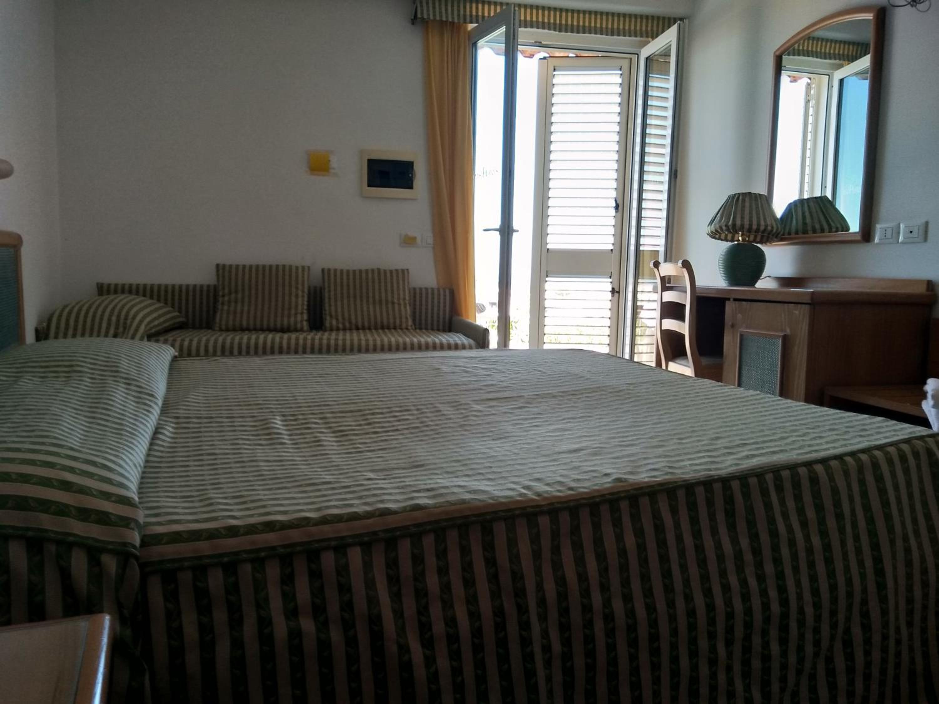 Quadruple Room - Photo 2