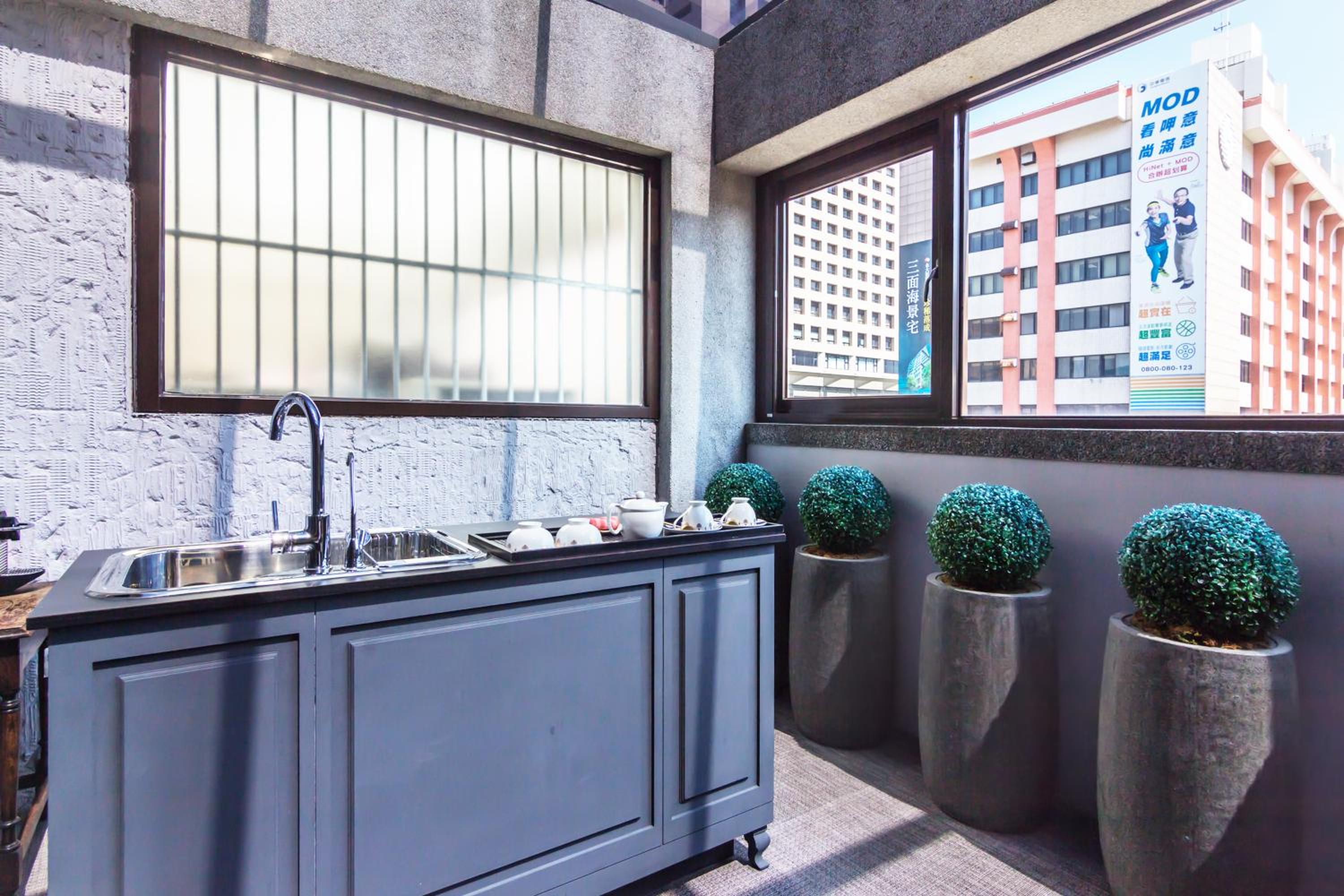 Deluxe Double Room with Balcony - 5F photo 2