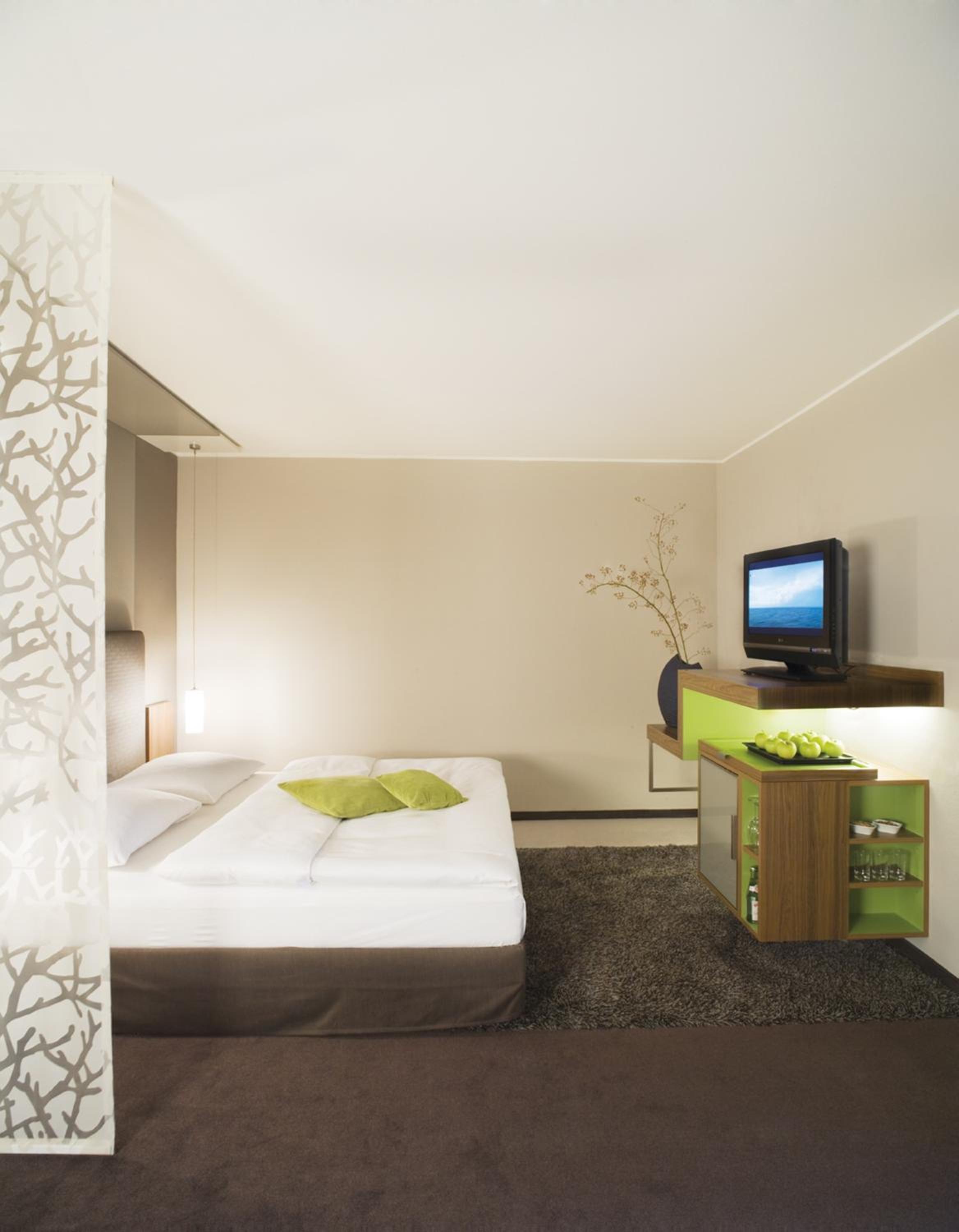 Premium King Room - Photo 4