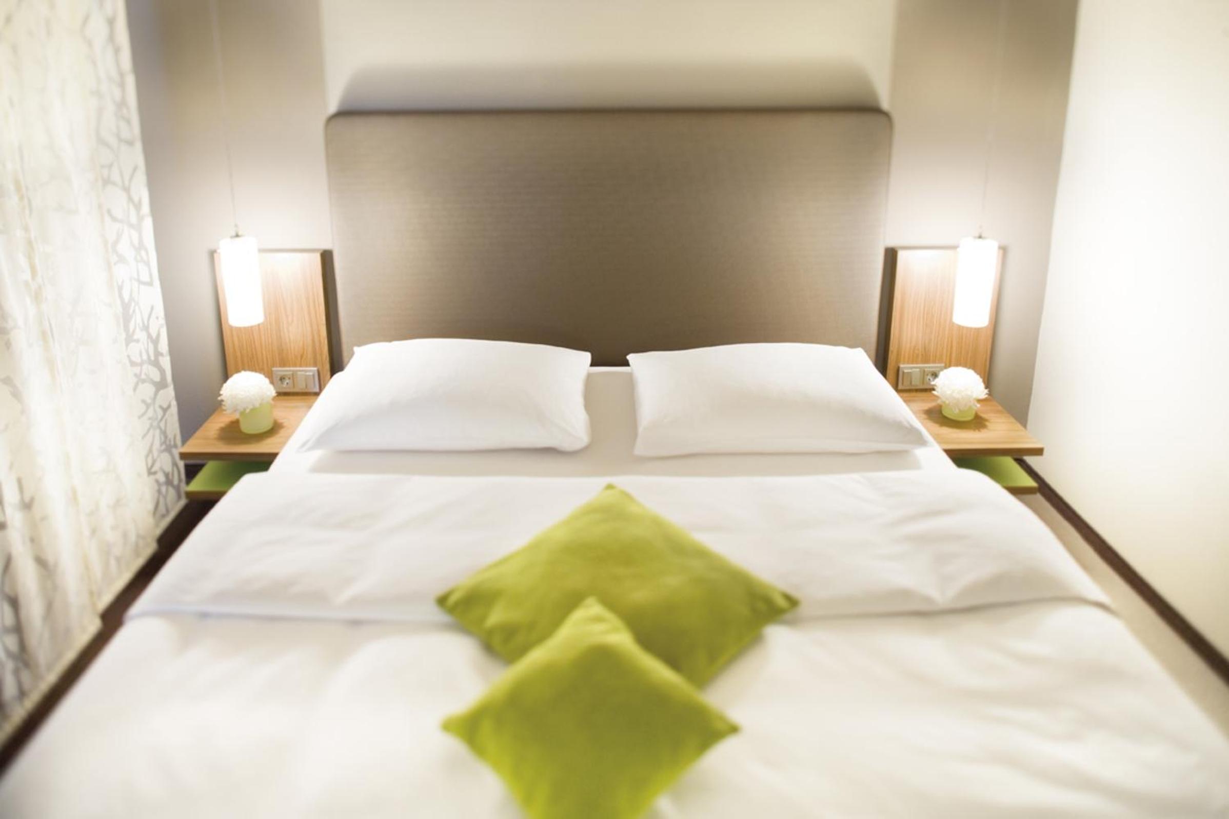 Premium King Room - Photo 10