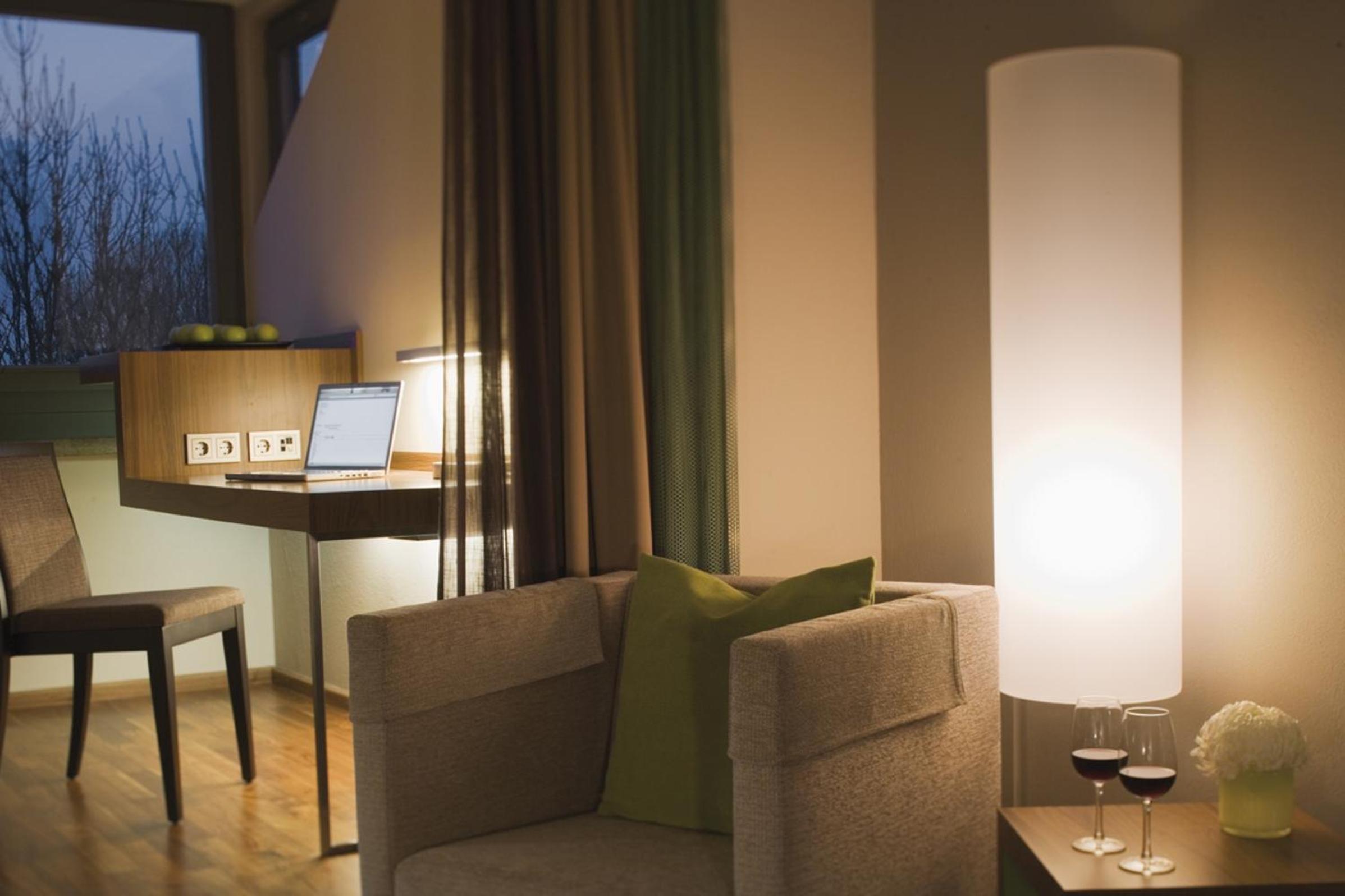 Premium King Room - Photo 6