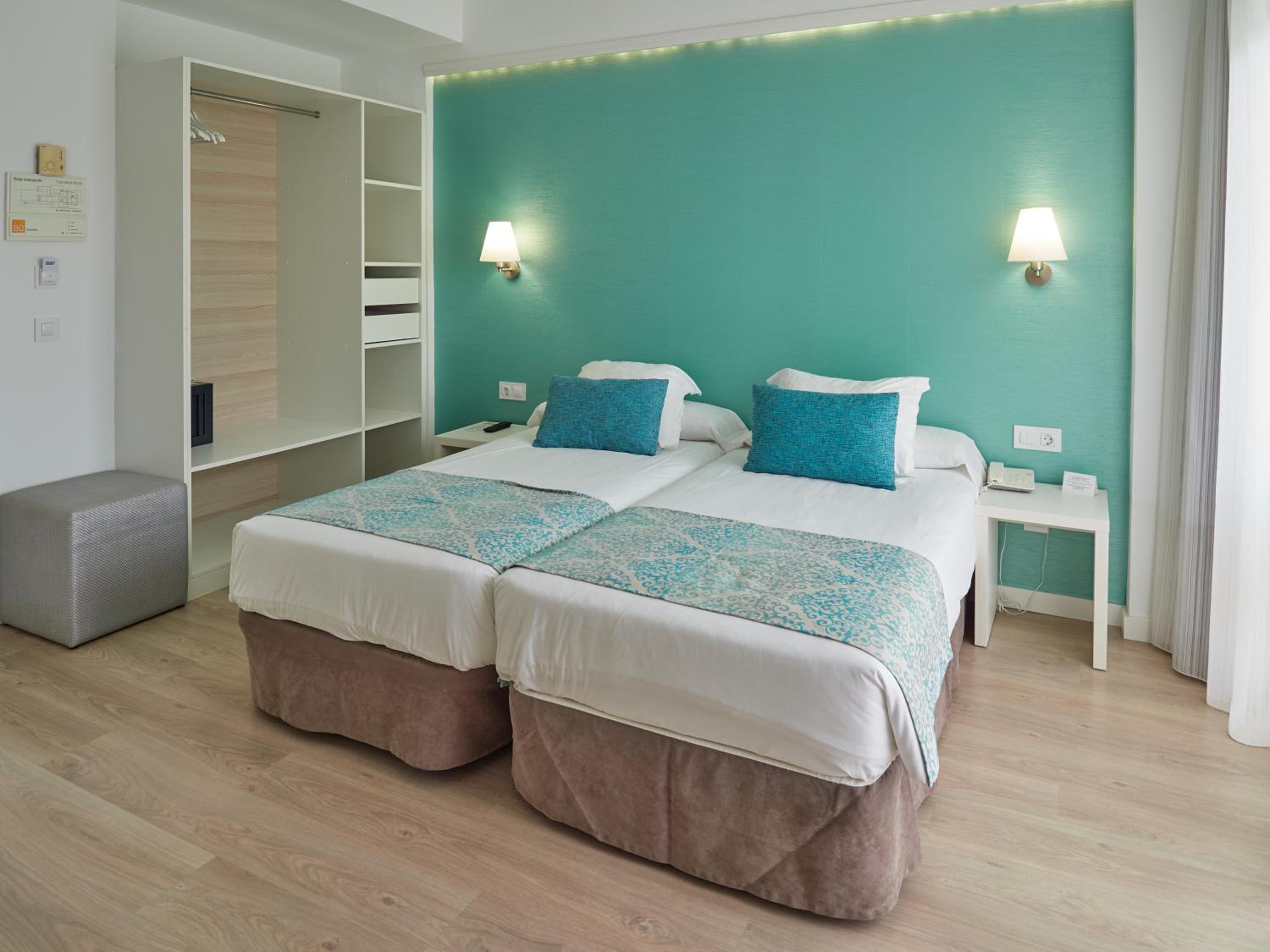 Double or Twin Room with Balcony - Photo 1