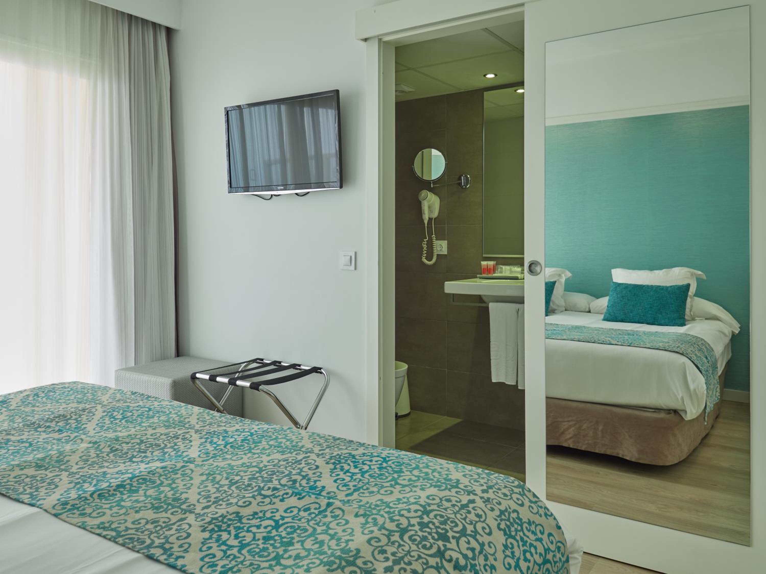 Double or Twin Room with Balcony - Photo 9