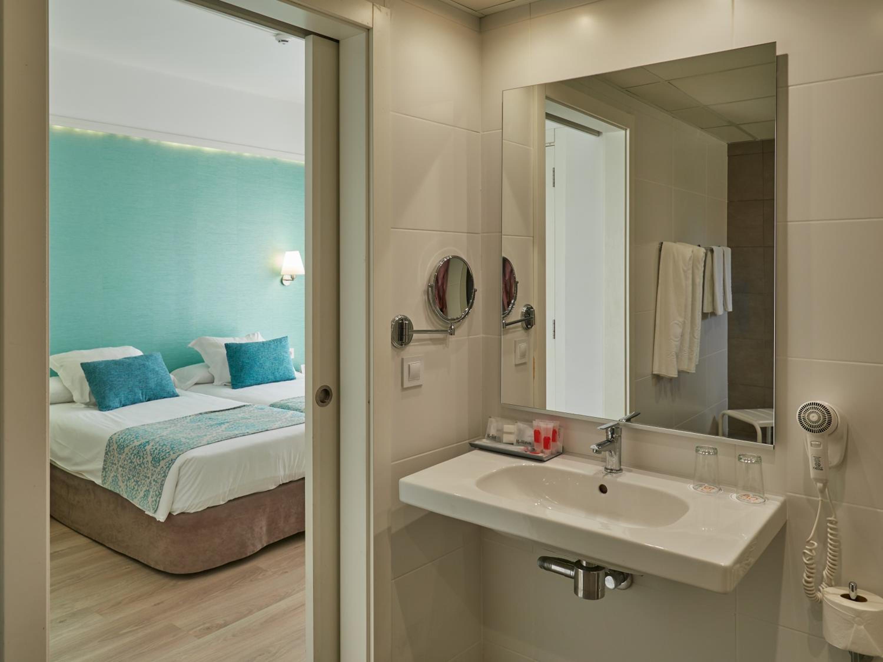 Double or Twin Room with Balcony - Photo 10