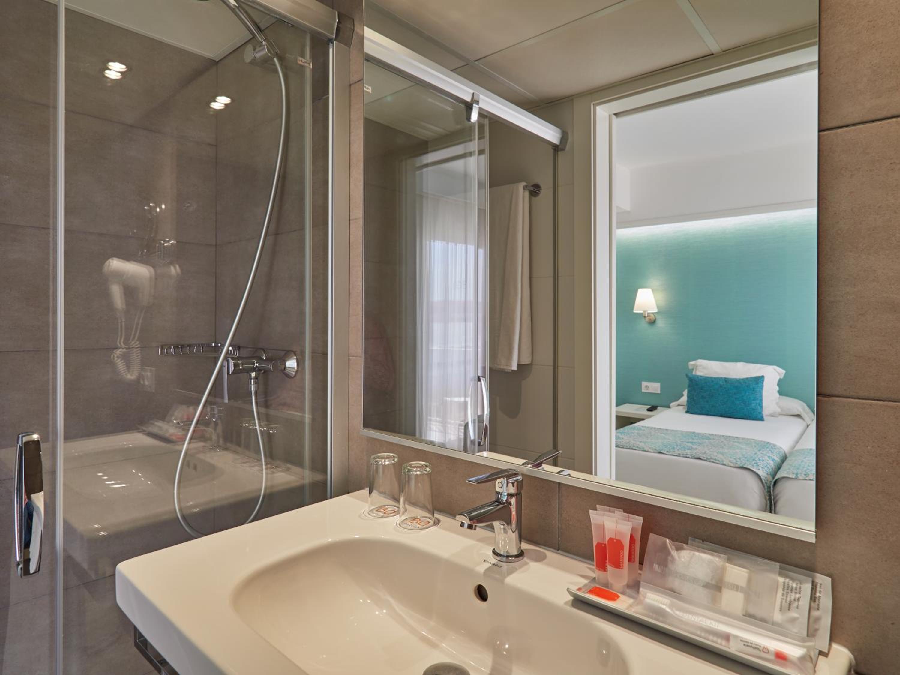 Double or Twin Room with Balcony - Photo 3