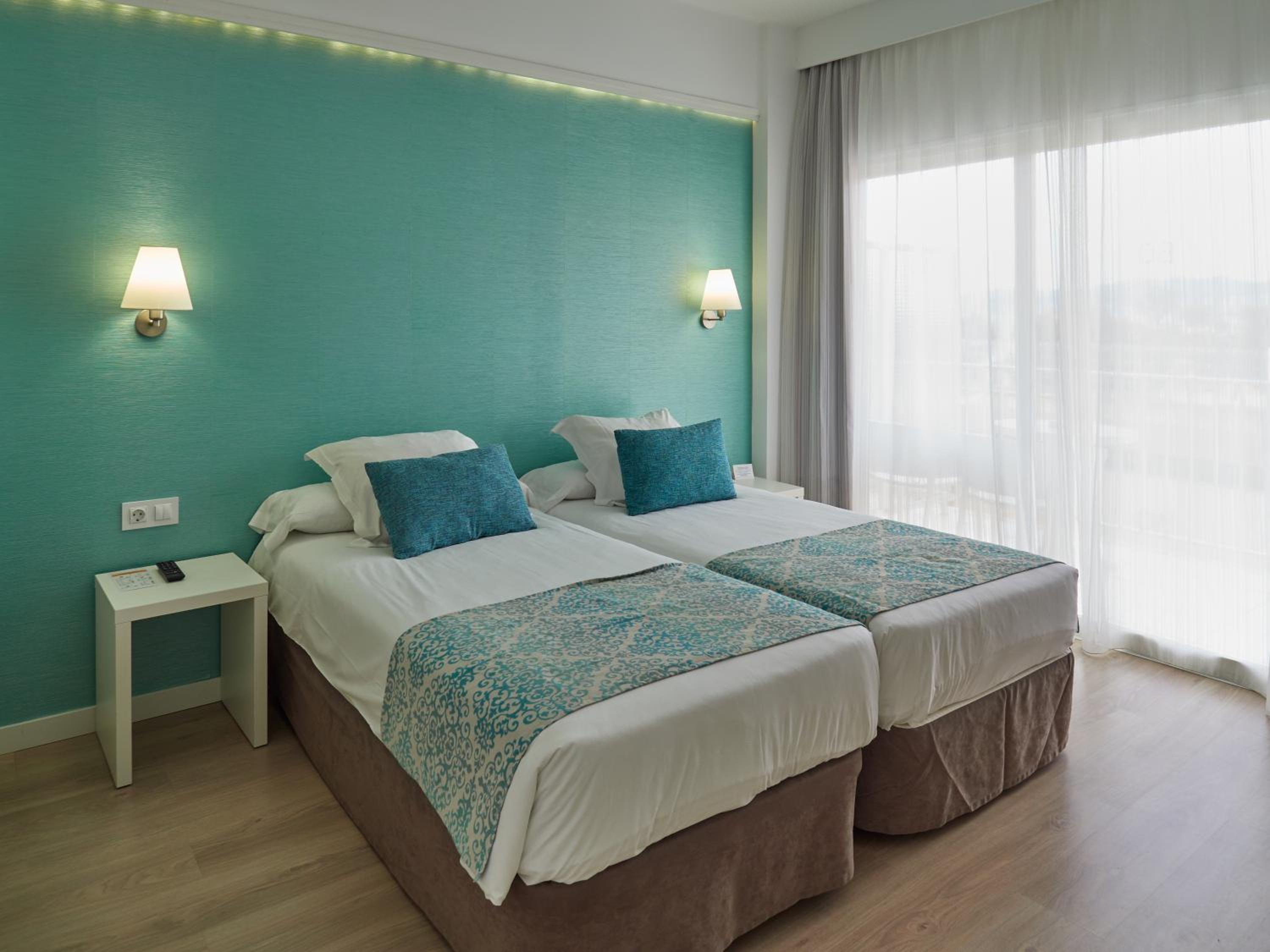 Double or Twin Room with Balcony - Photo 4