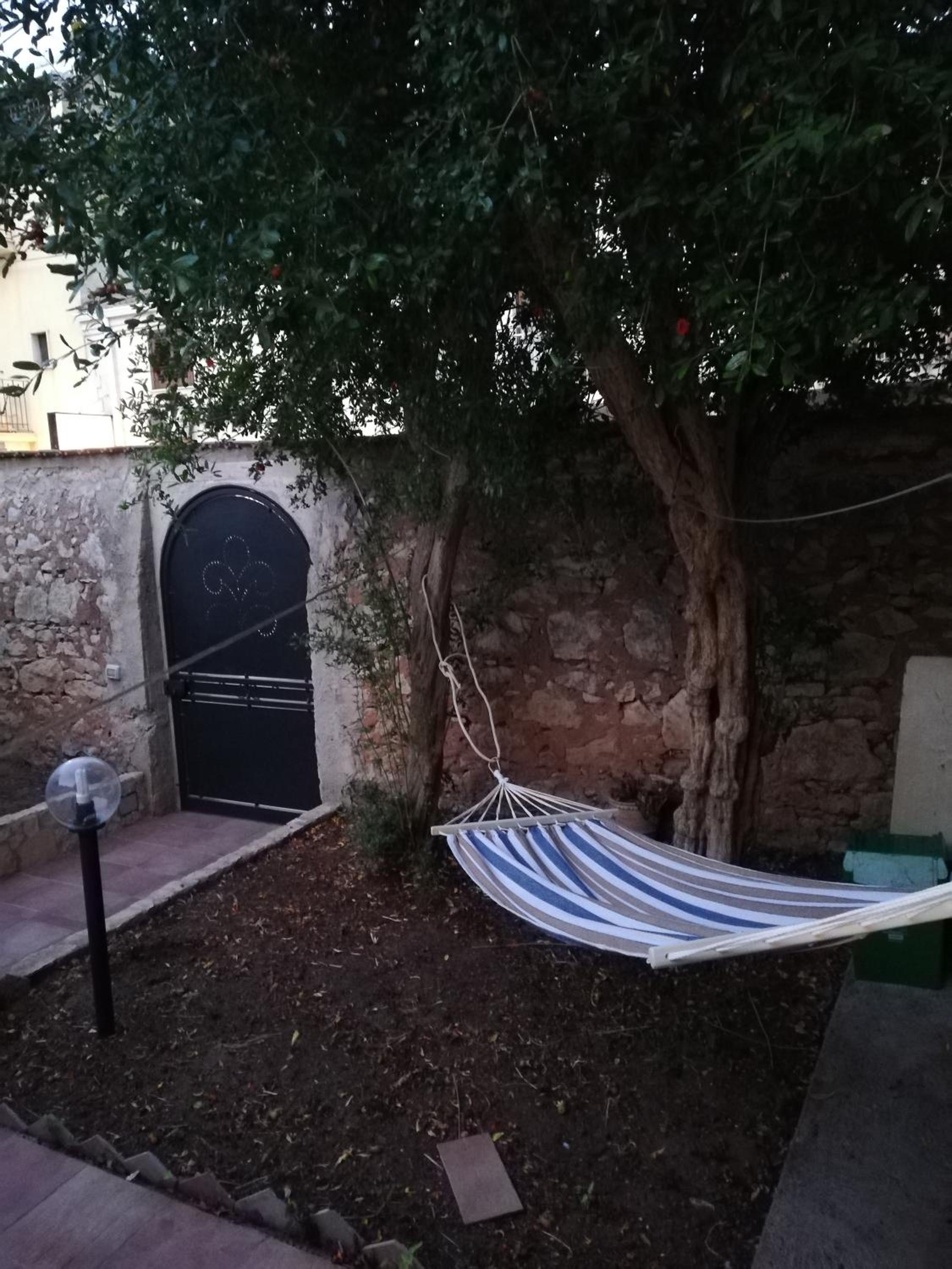 Two-Bedroom House with Garden photo 1