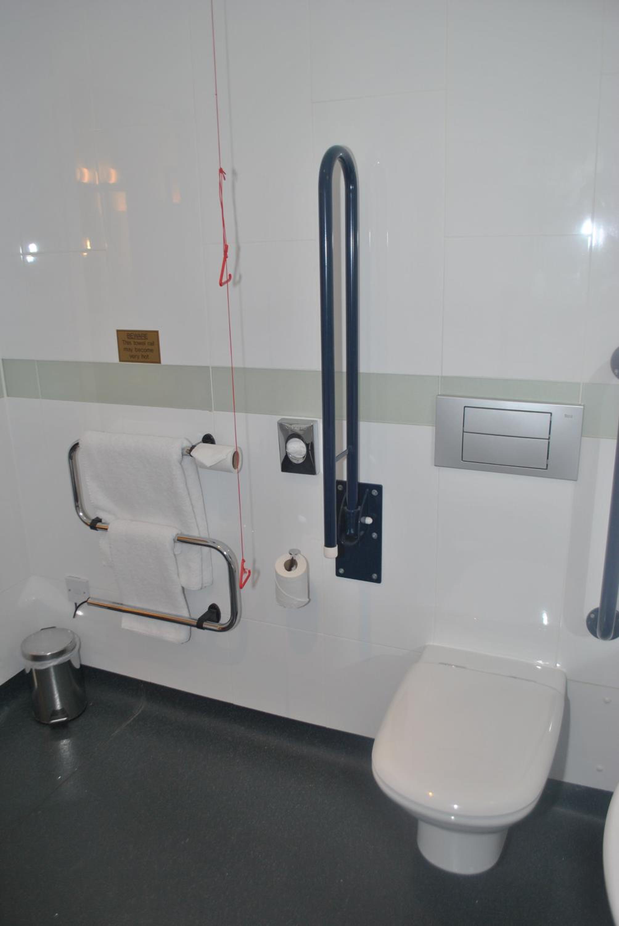 Double or Twin Room - Disability Access with Free Hot Breakfast - Photo 3