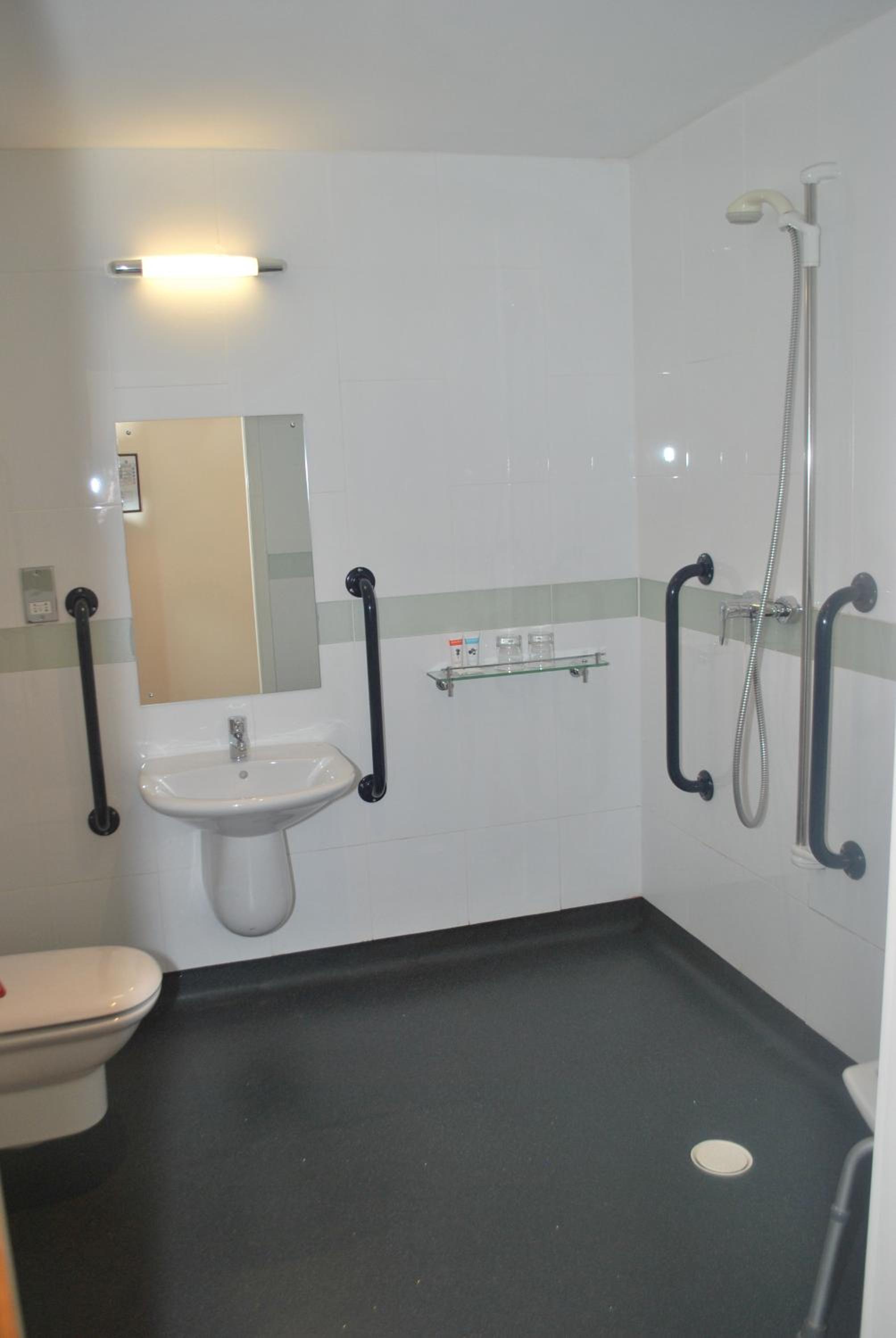 Double or Twin Room - Disability Access with Free Hot Breakfast - Photo 4