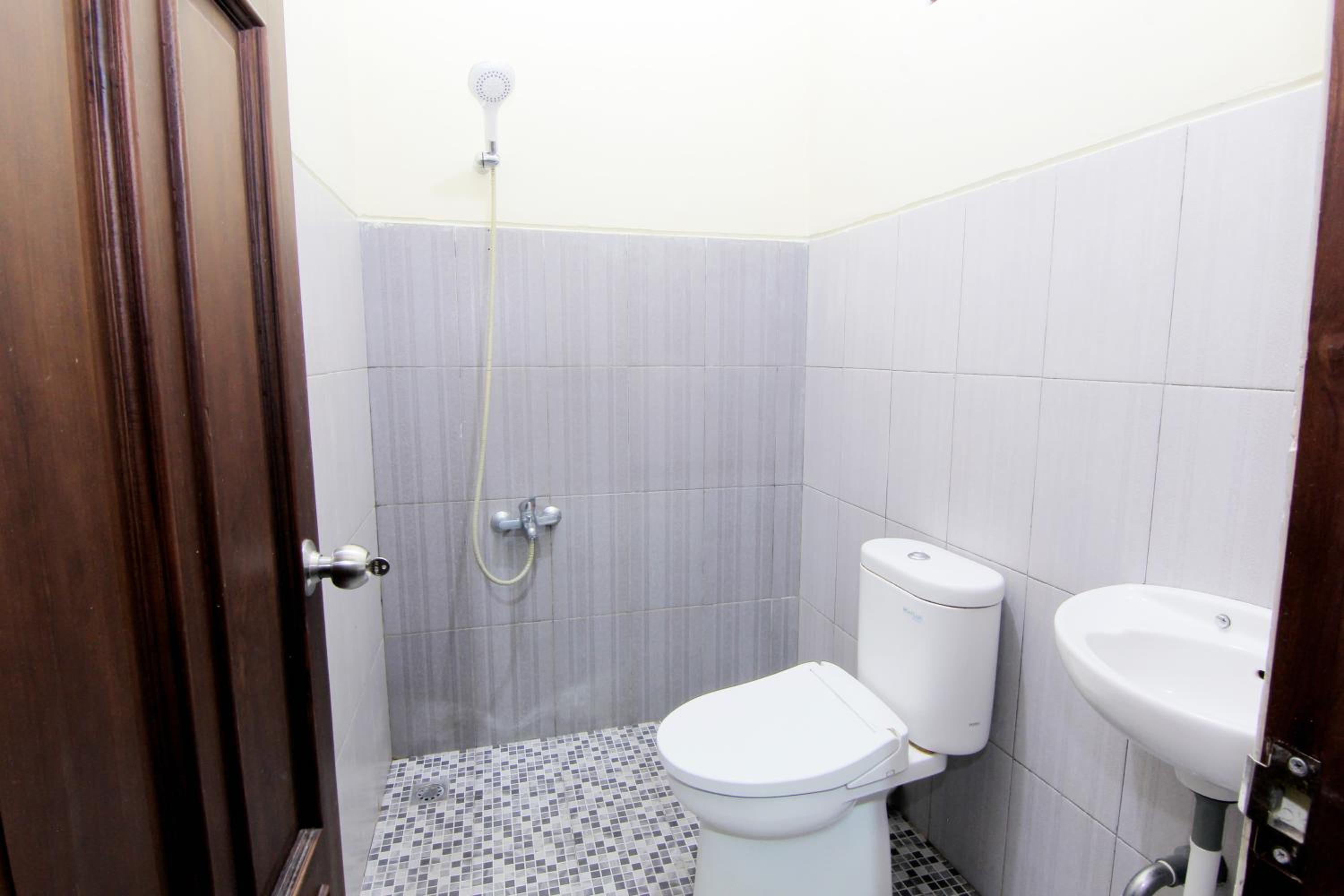 Standard Double Room - Photo 11