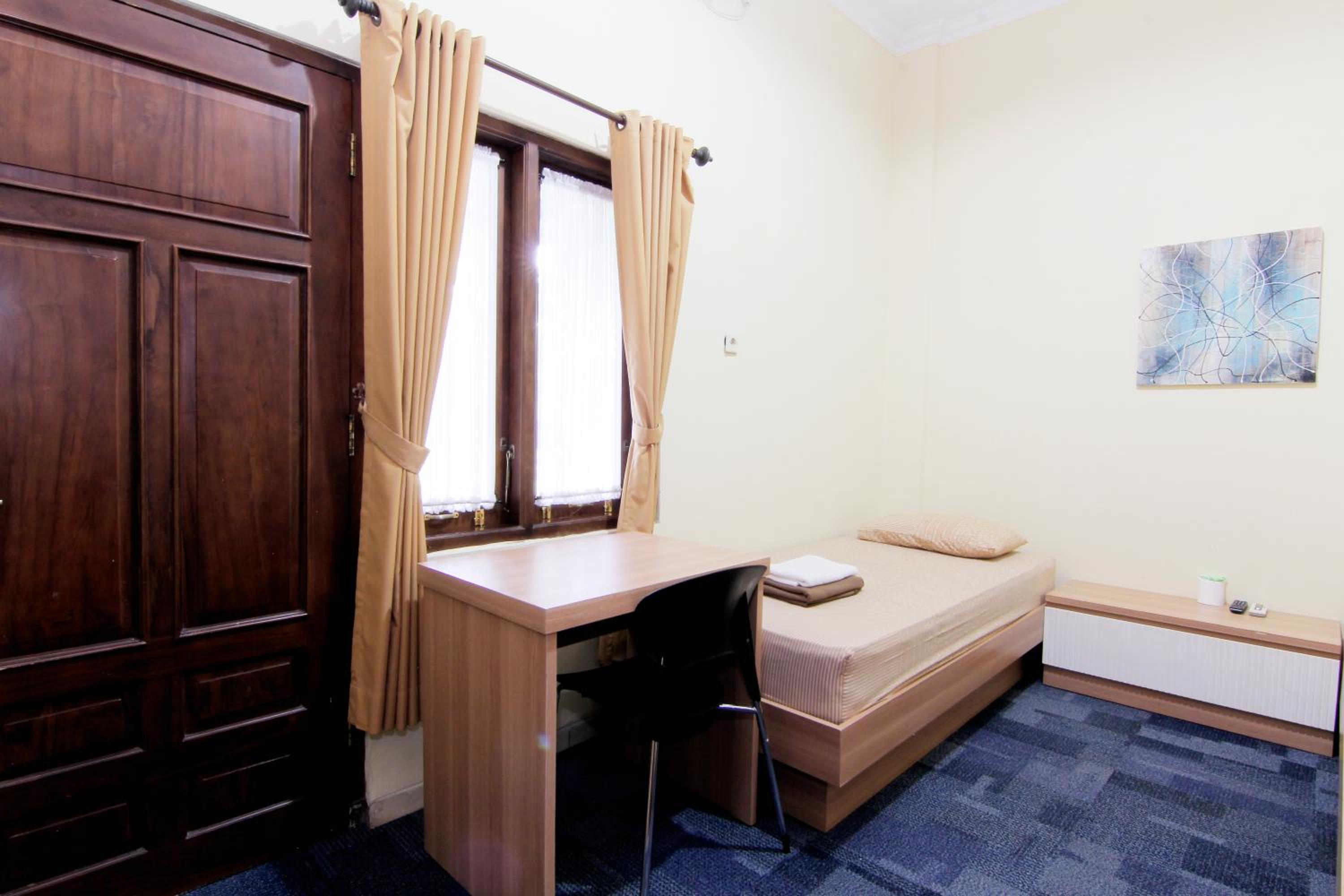Standard Twin Room - Photo 9