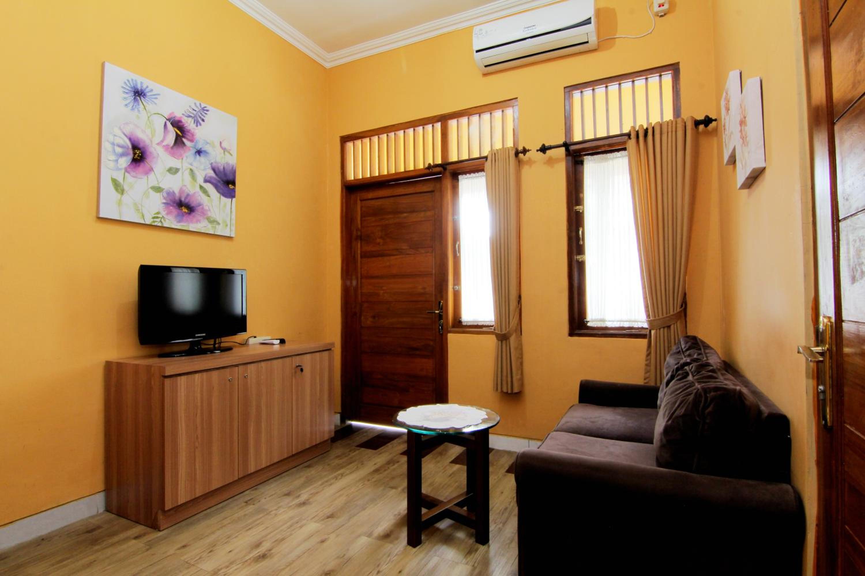 Family Room - Photo 11