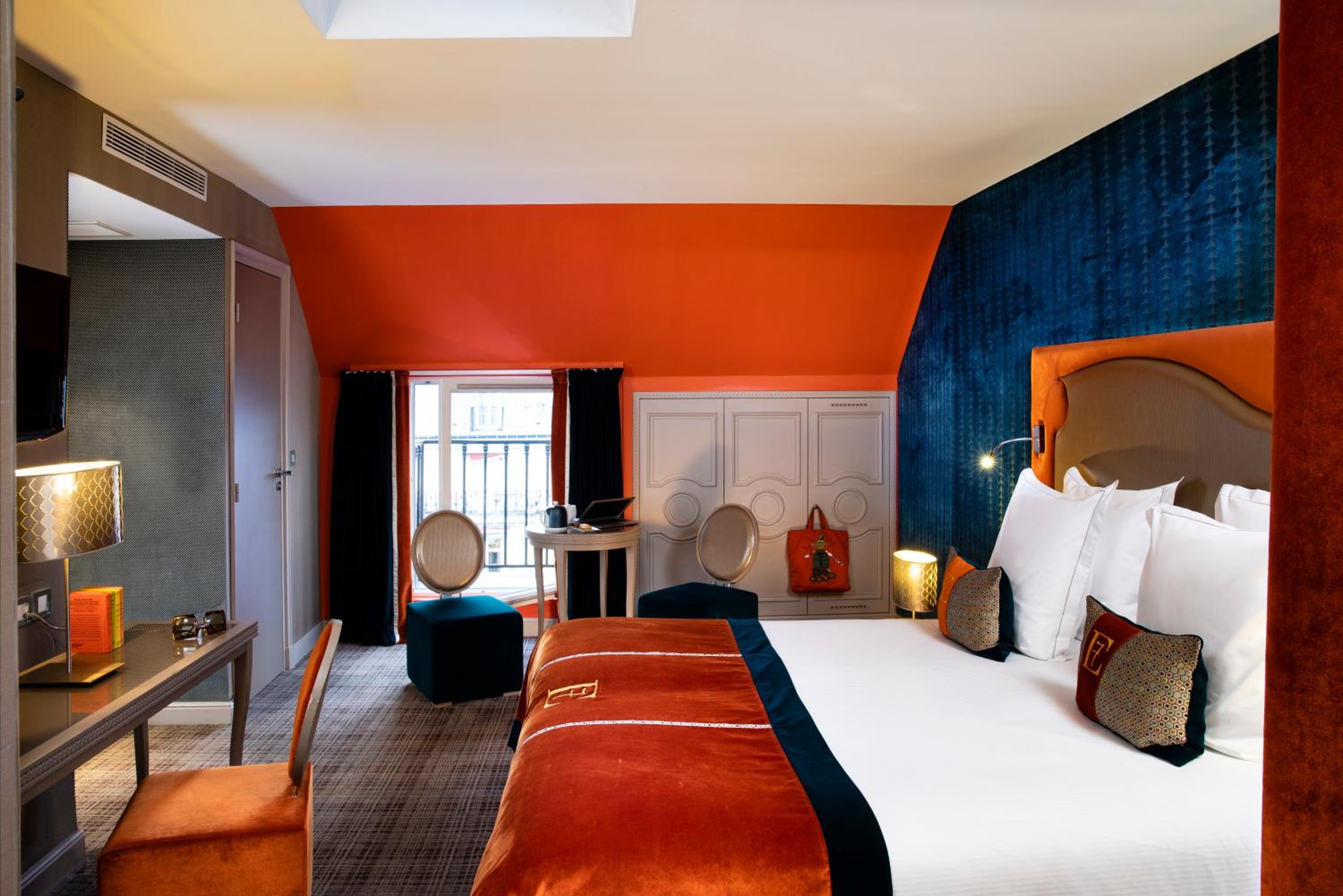 Deluxe Room with Opera View and Balcony thumbnail 6