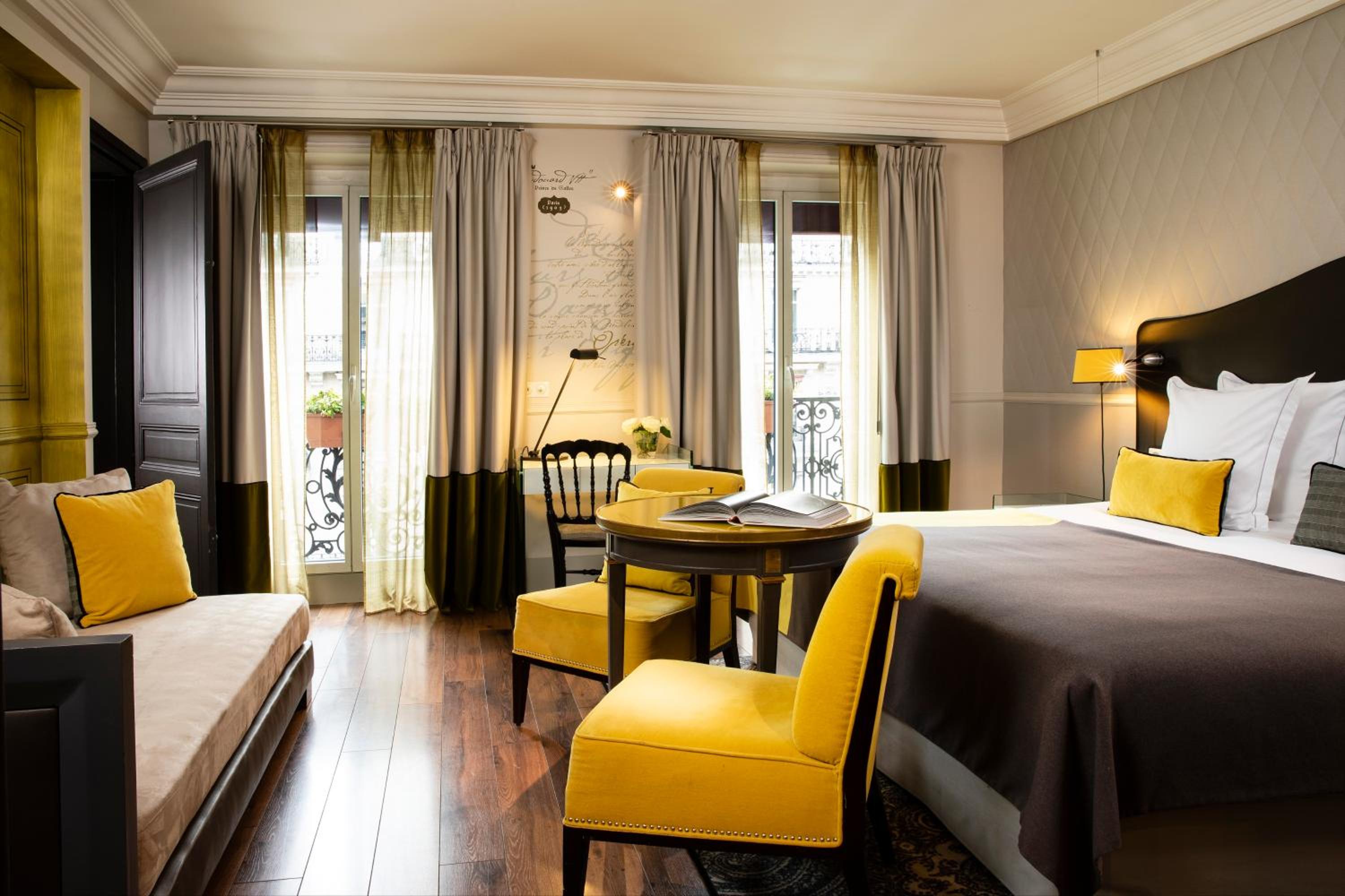 Deluxe Room with Opera View and Balcony
