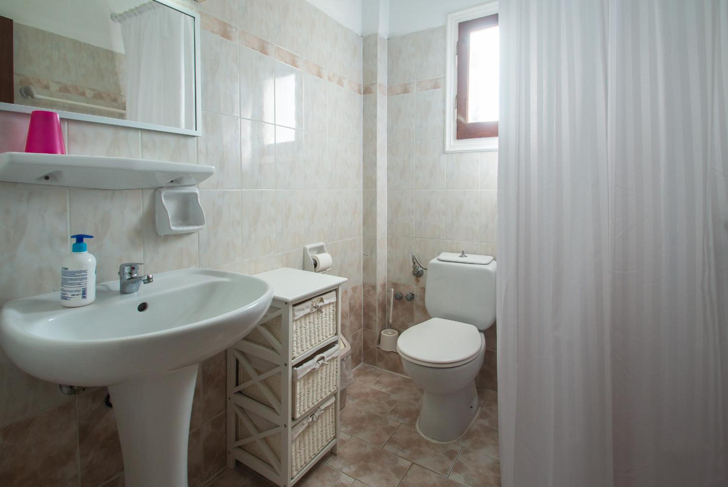 One-Bedroom Apartment with Balcony and Sea View photo 3