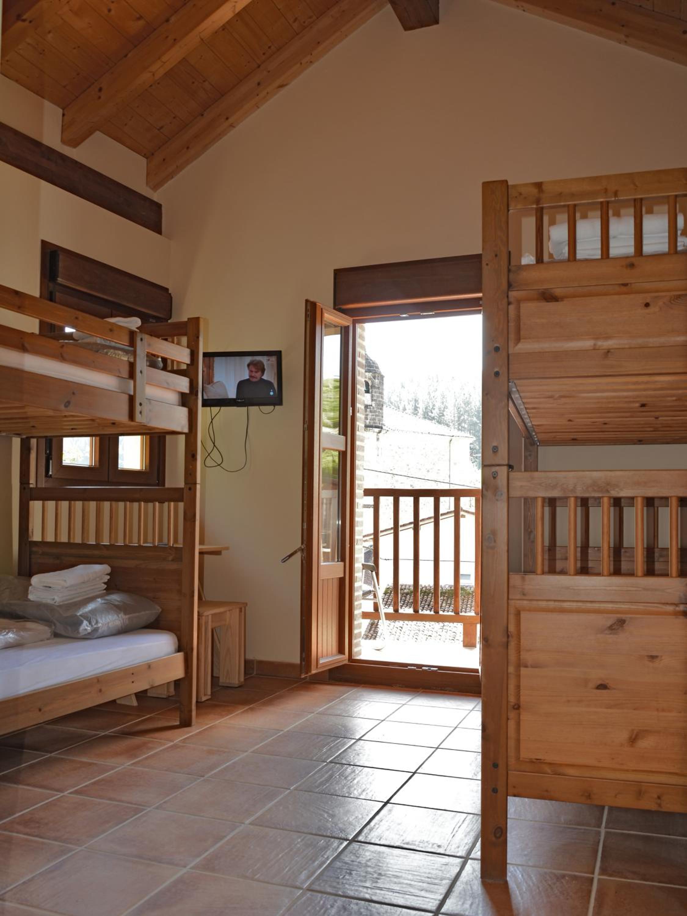 Quadruple Room with Private Bathroom - Photo 2