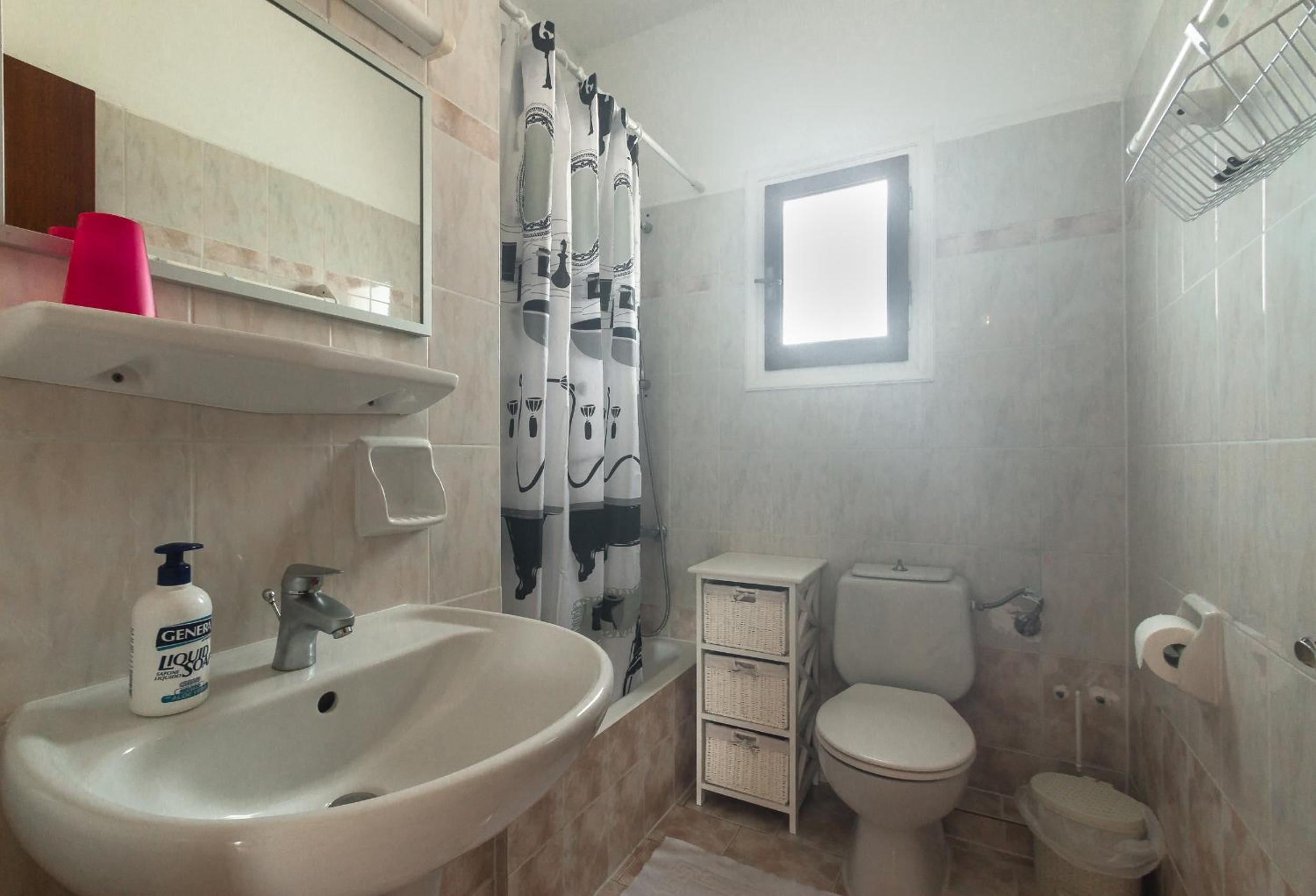 One-Bedroom Apartment with Sea View photo 1