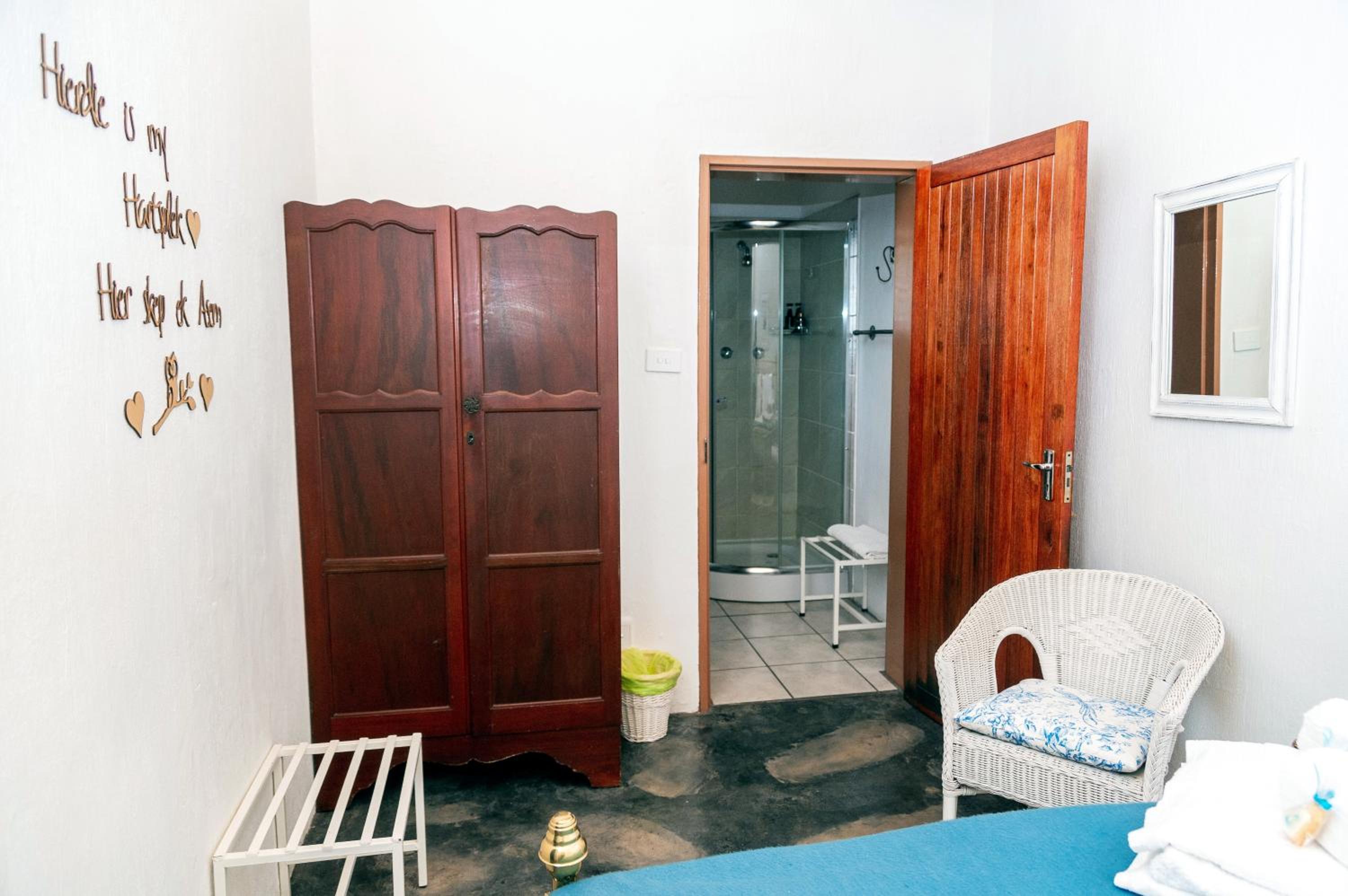 Family Room with Private Bathroom - Photo 17