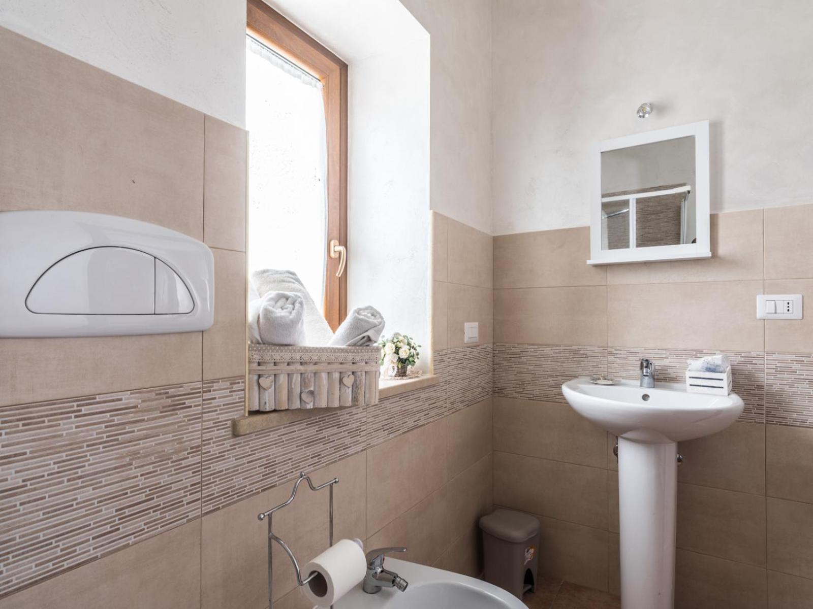 Double Room with Private Bathroom - Photo 5