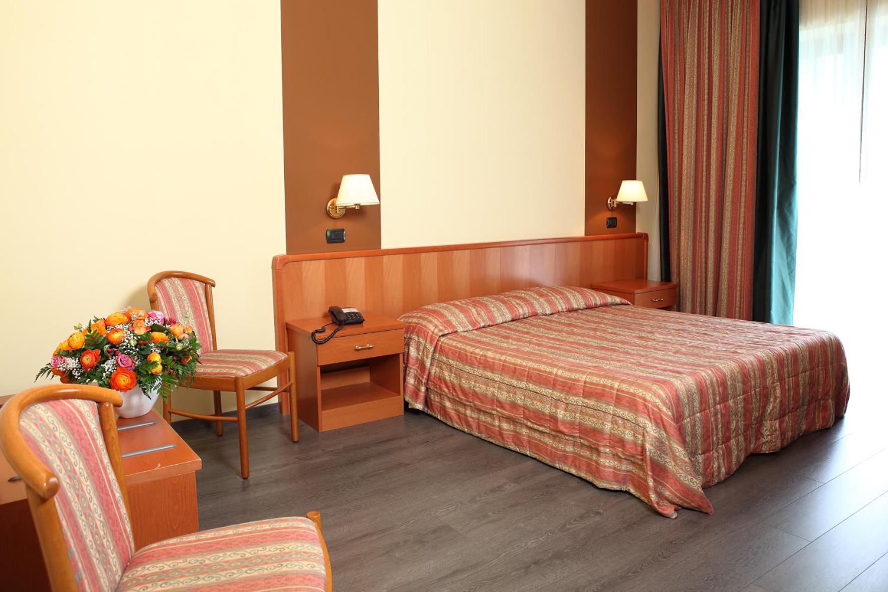 Large Double Room - Photo 11