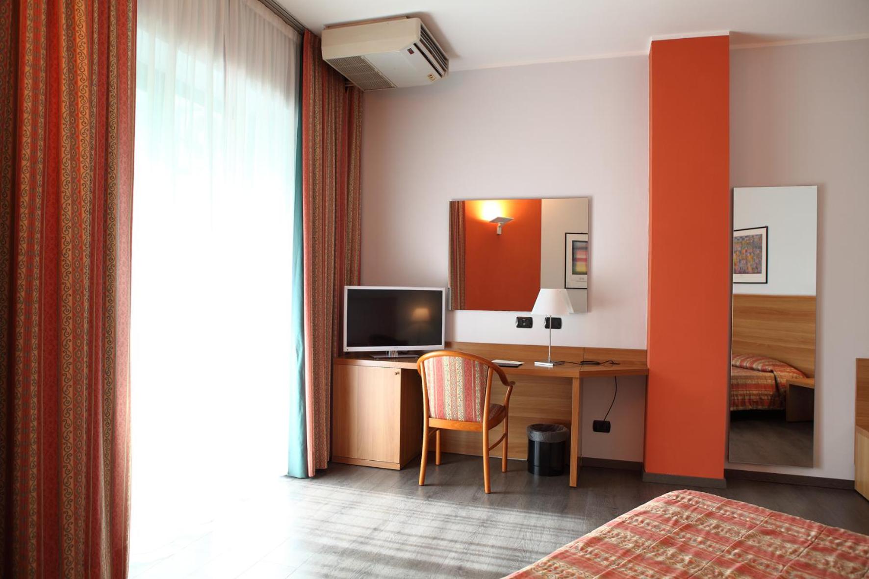 Large Double Room - Photo 7