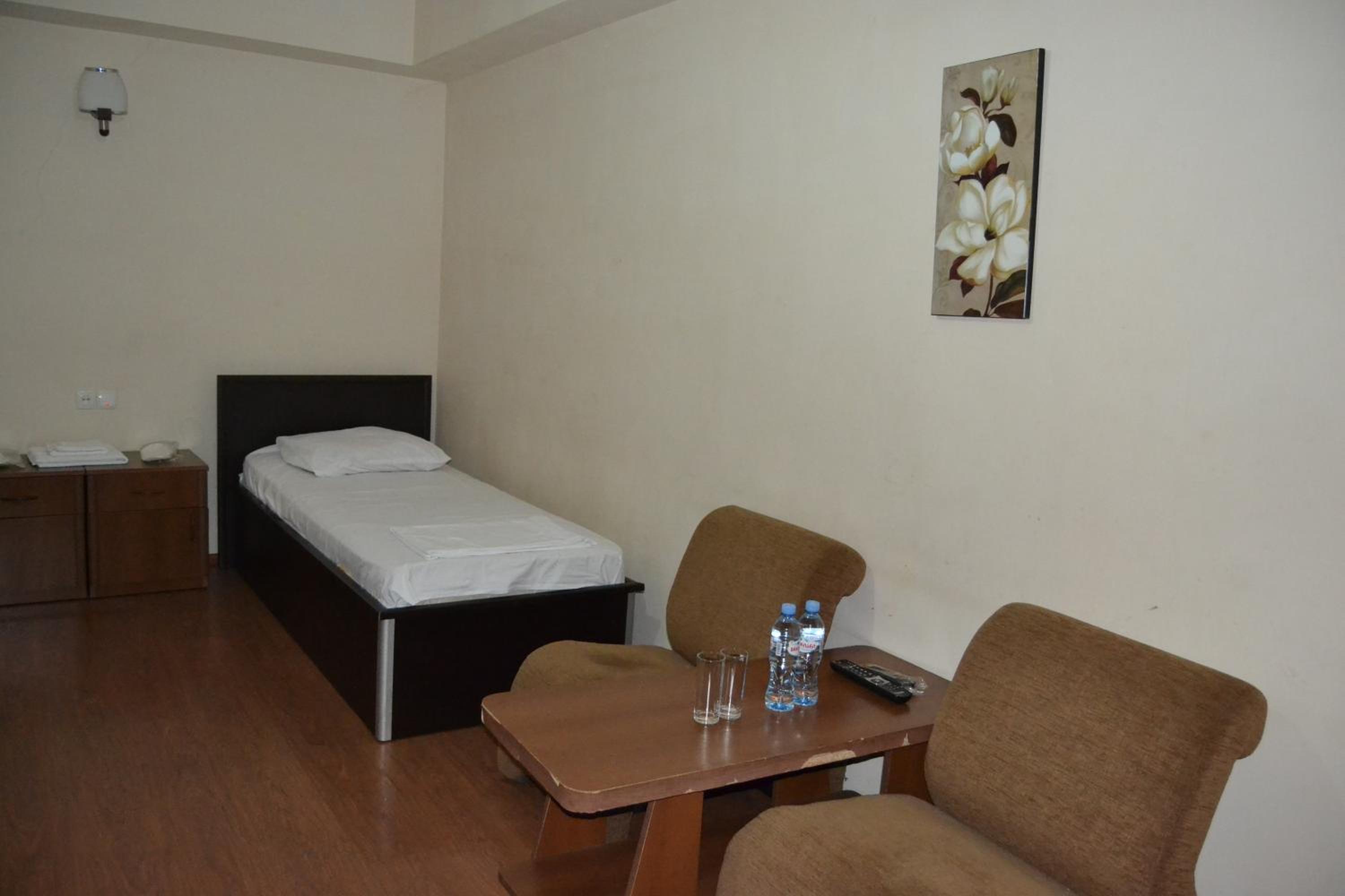 Deluxe Double or Twin Room - Photo 9