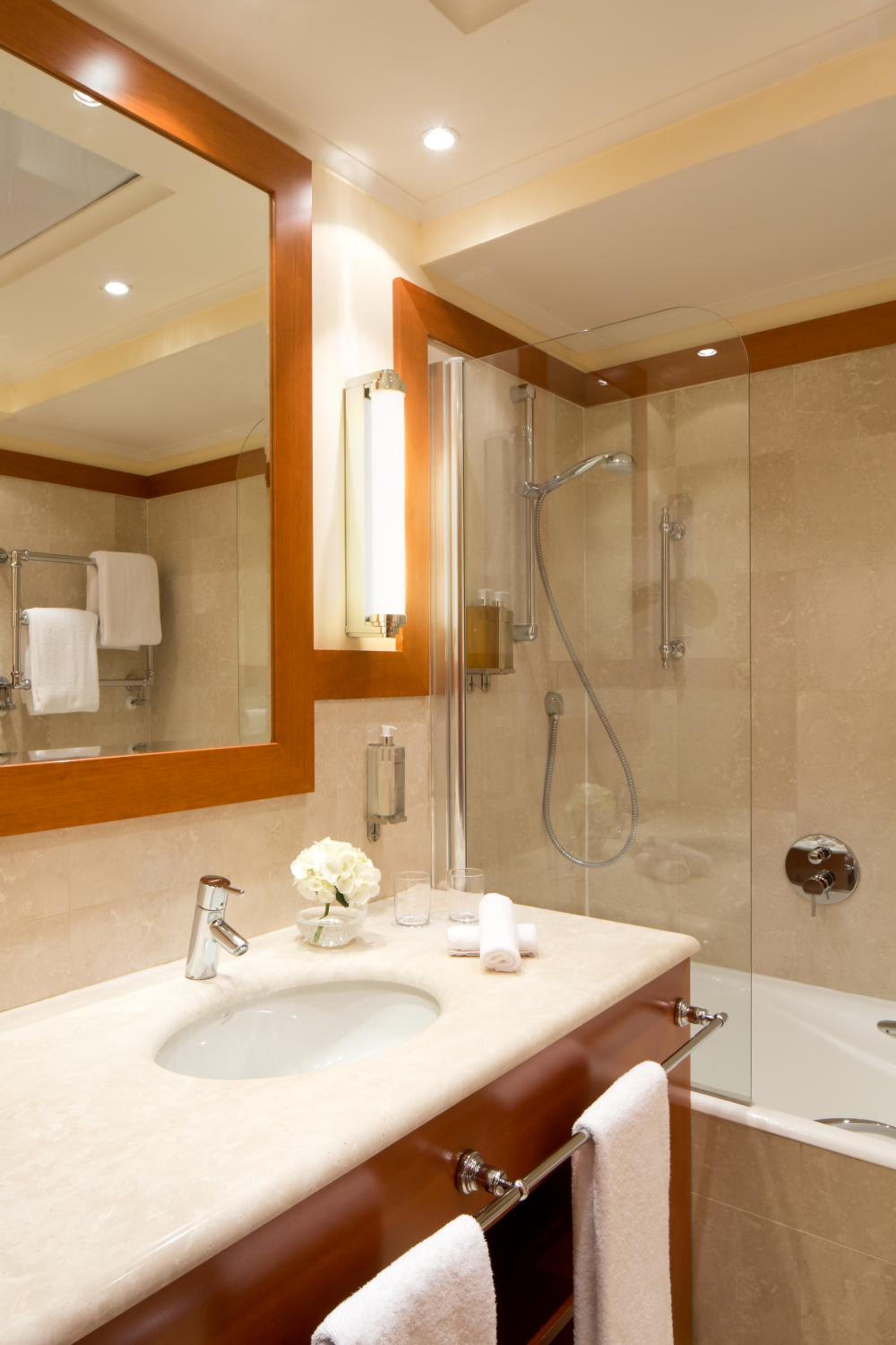 Deluxe Double or Twin Room thumbnail 5