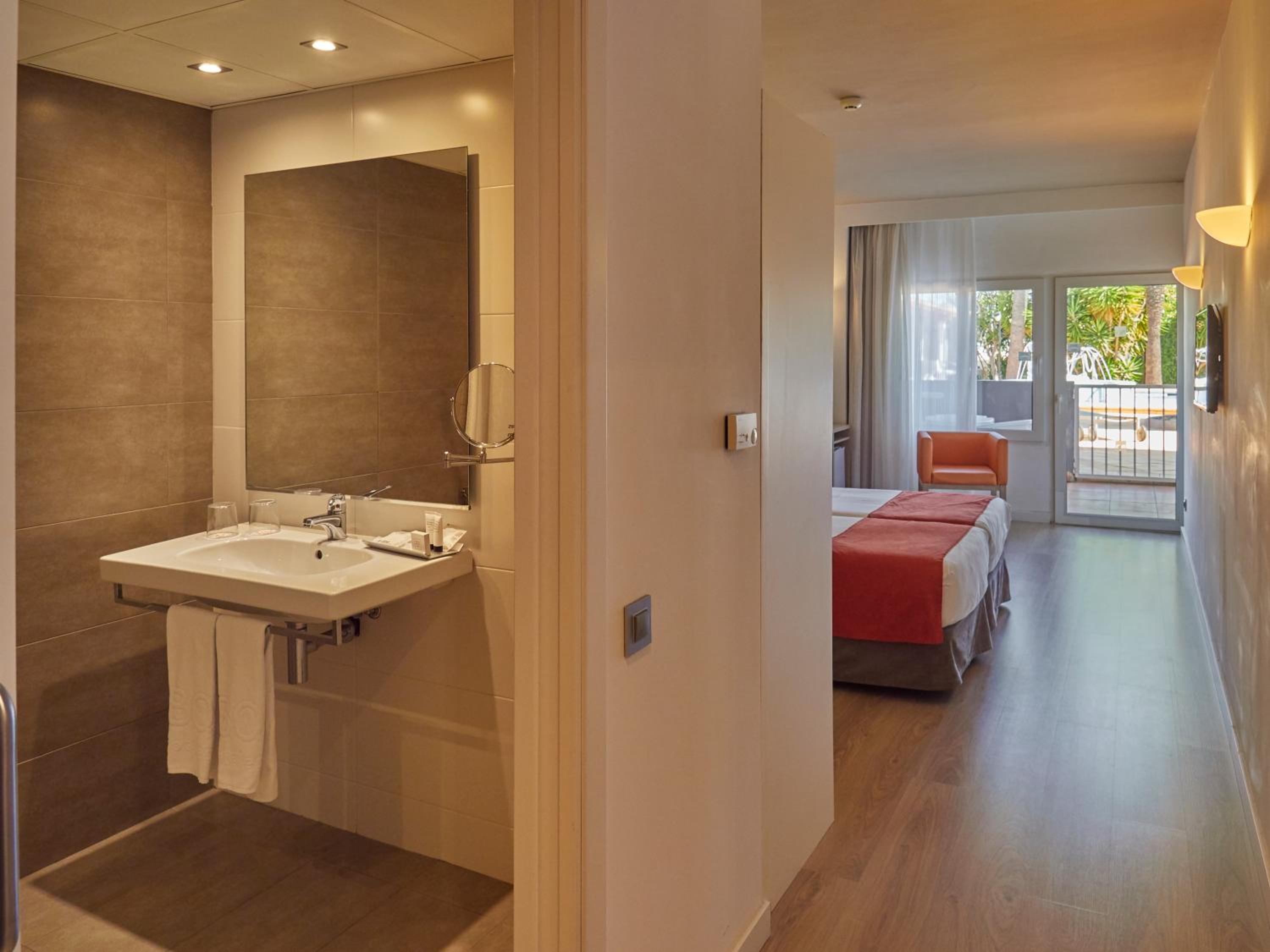 Double or Twin Room with Balcony - Photo 8