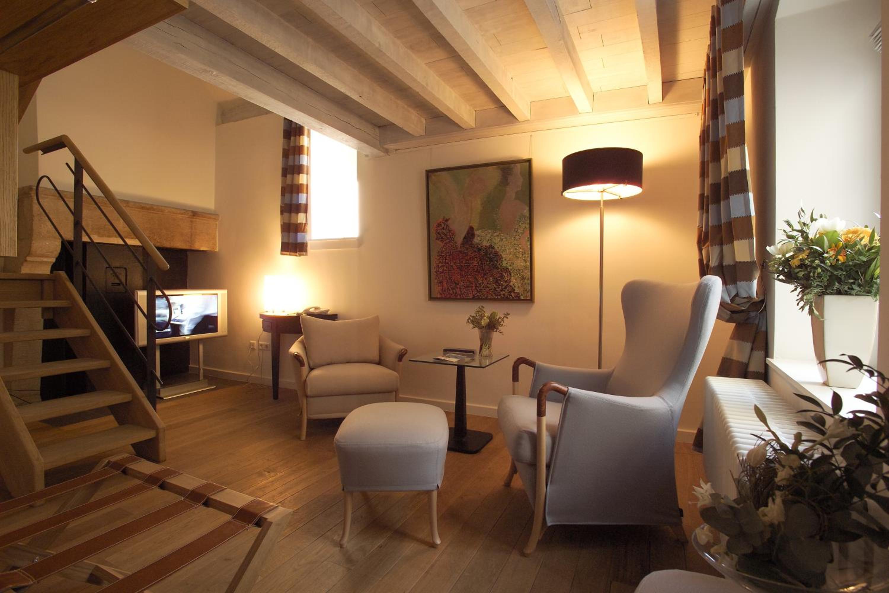 Suite - Photo 13