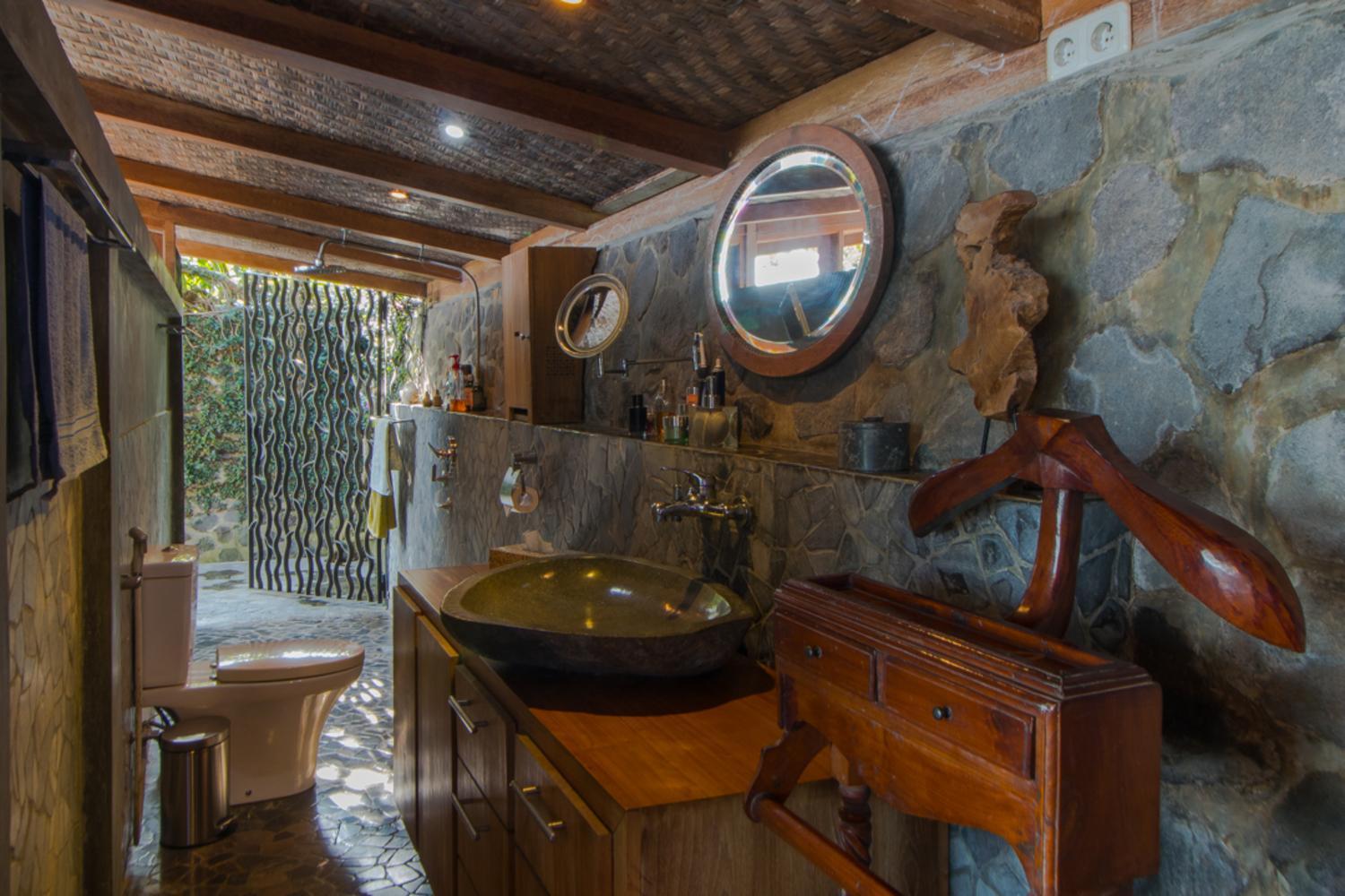 King Room with Balcony - Photo 11