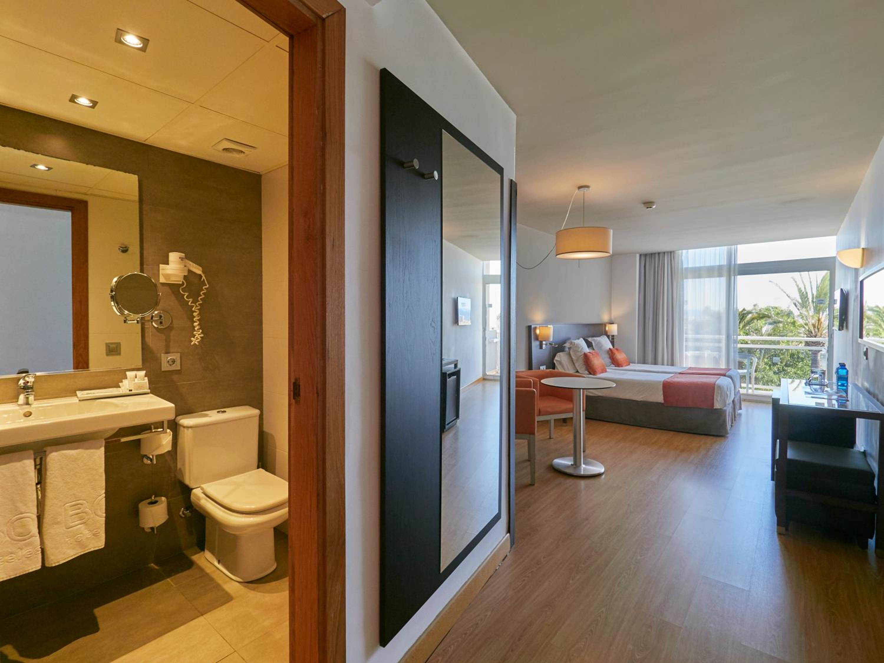 Double or Twin Room with Balcony - Photo 9