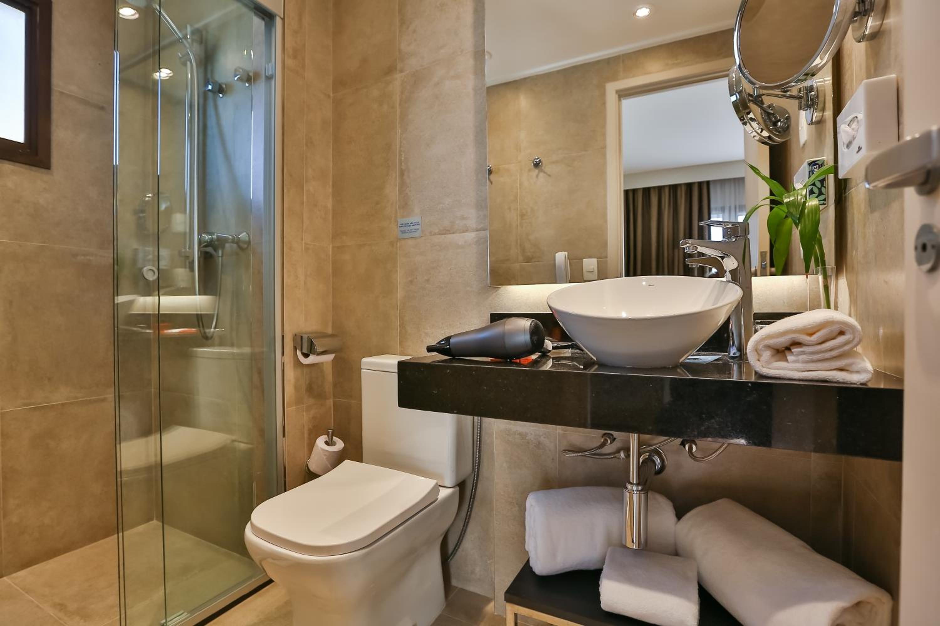 Deluxe Room with King Bed - Photo 5