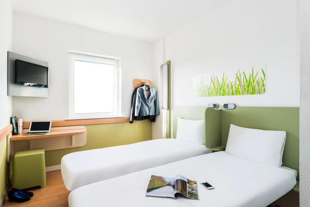 Twin Room with two single beds photo 2