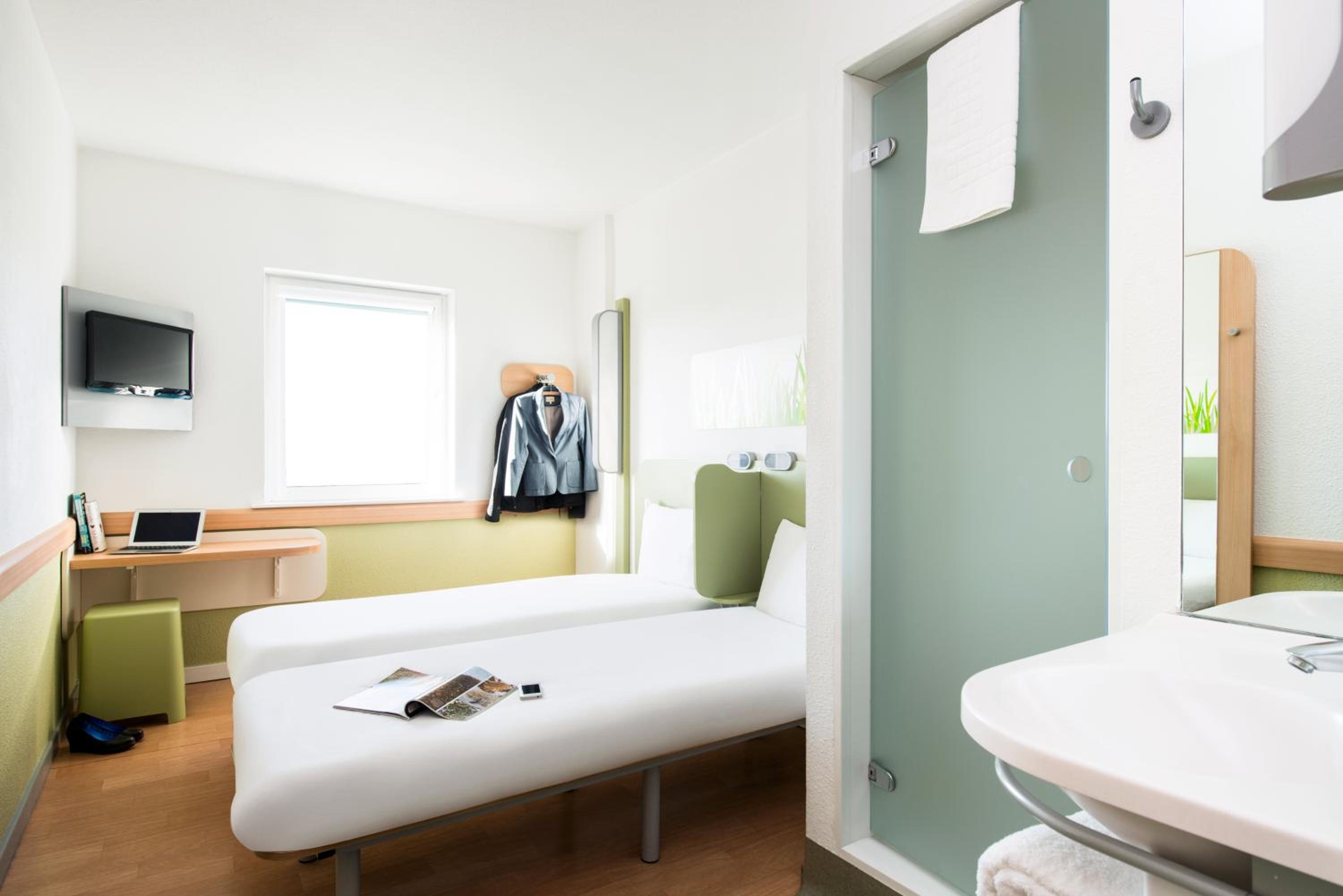 Twin Room with two single beds photo 3