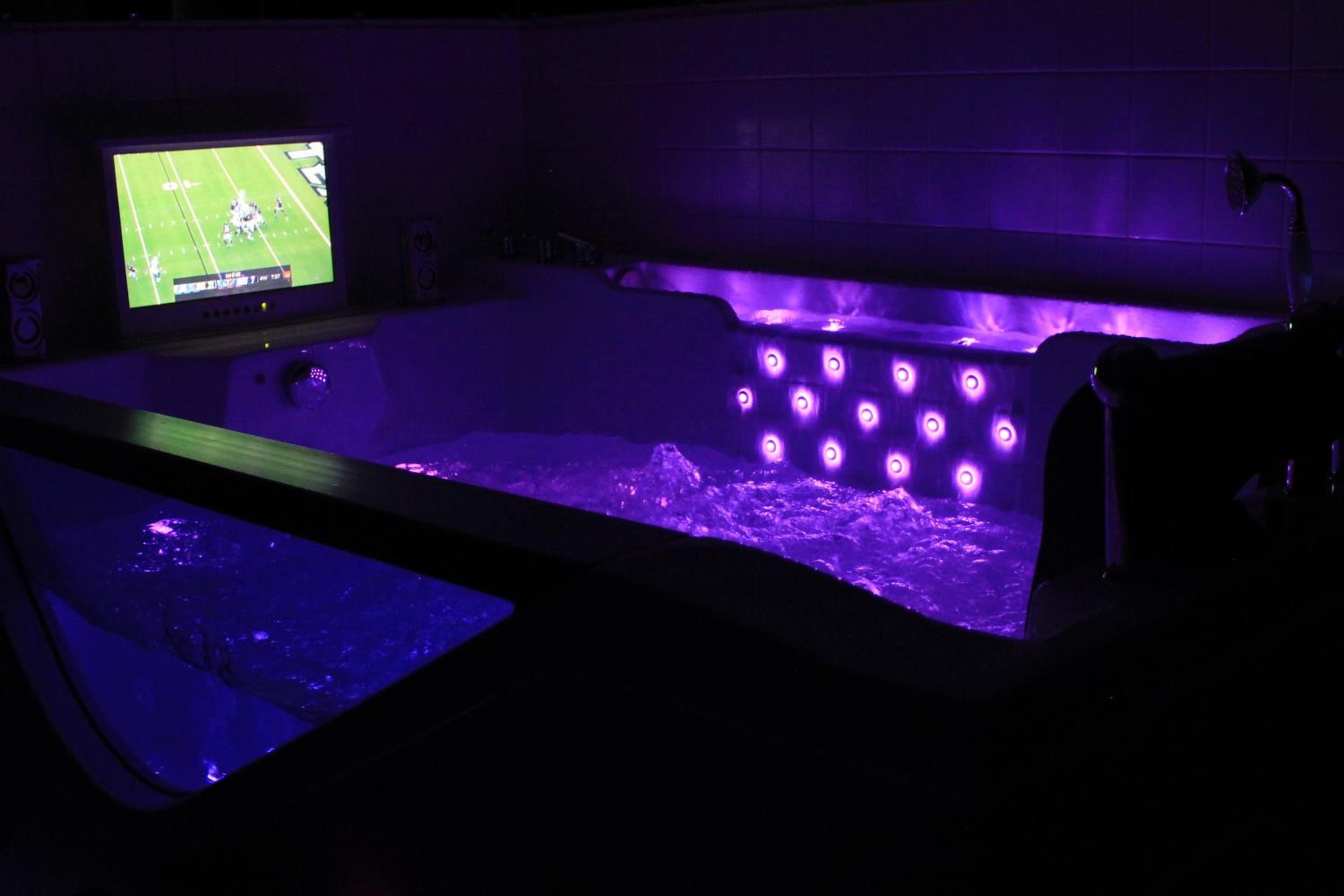 King Suite with Jetted Tub - Non-Smoking - Photo 10