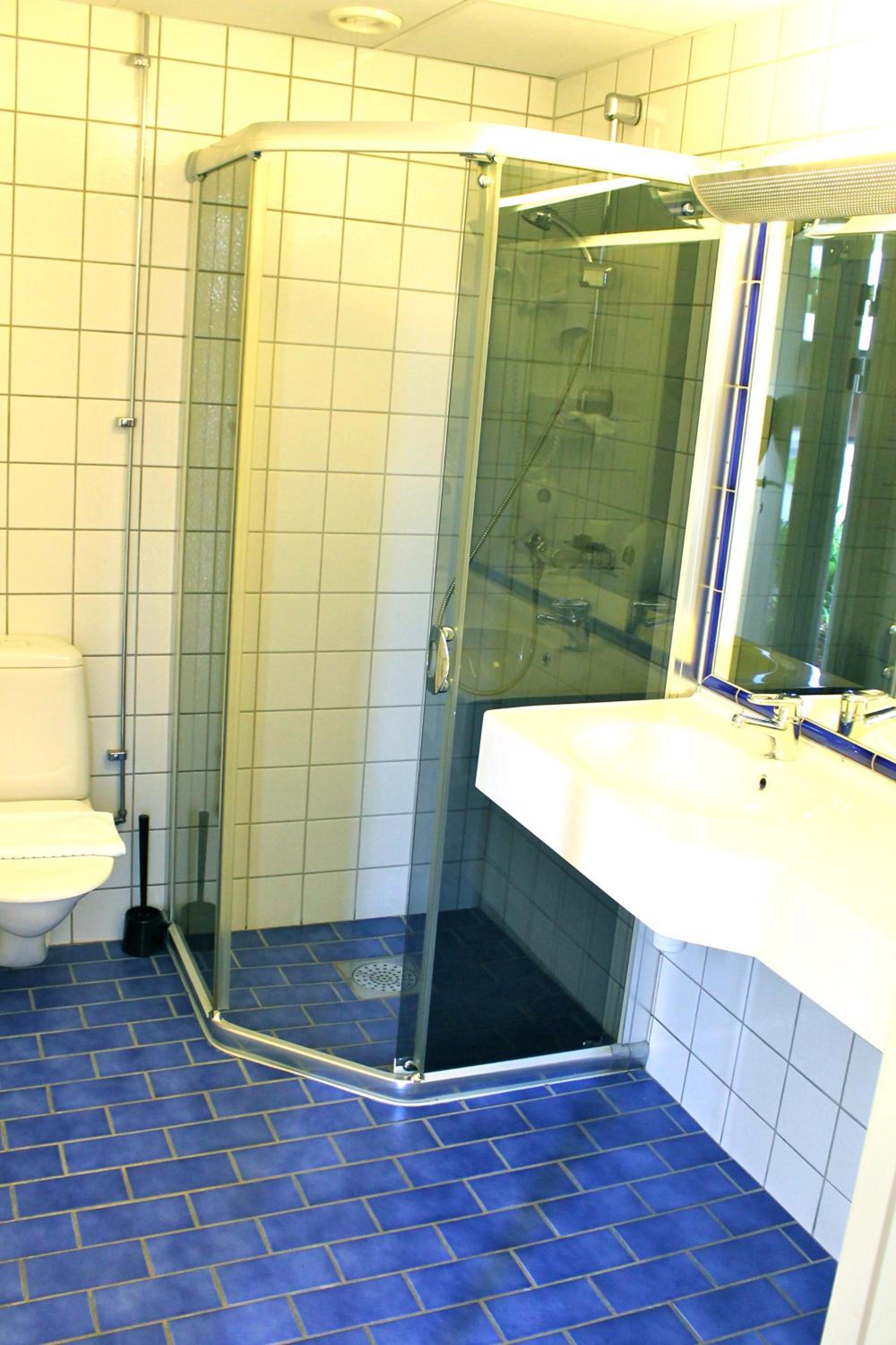 Hotel Room - Photo 5