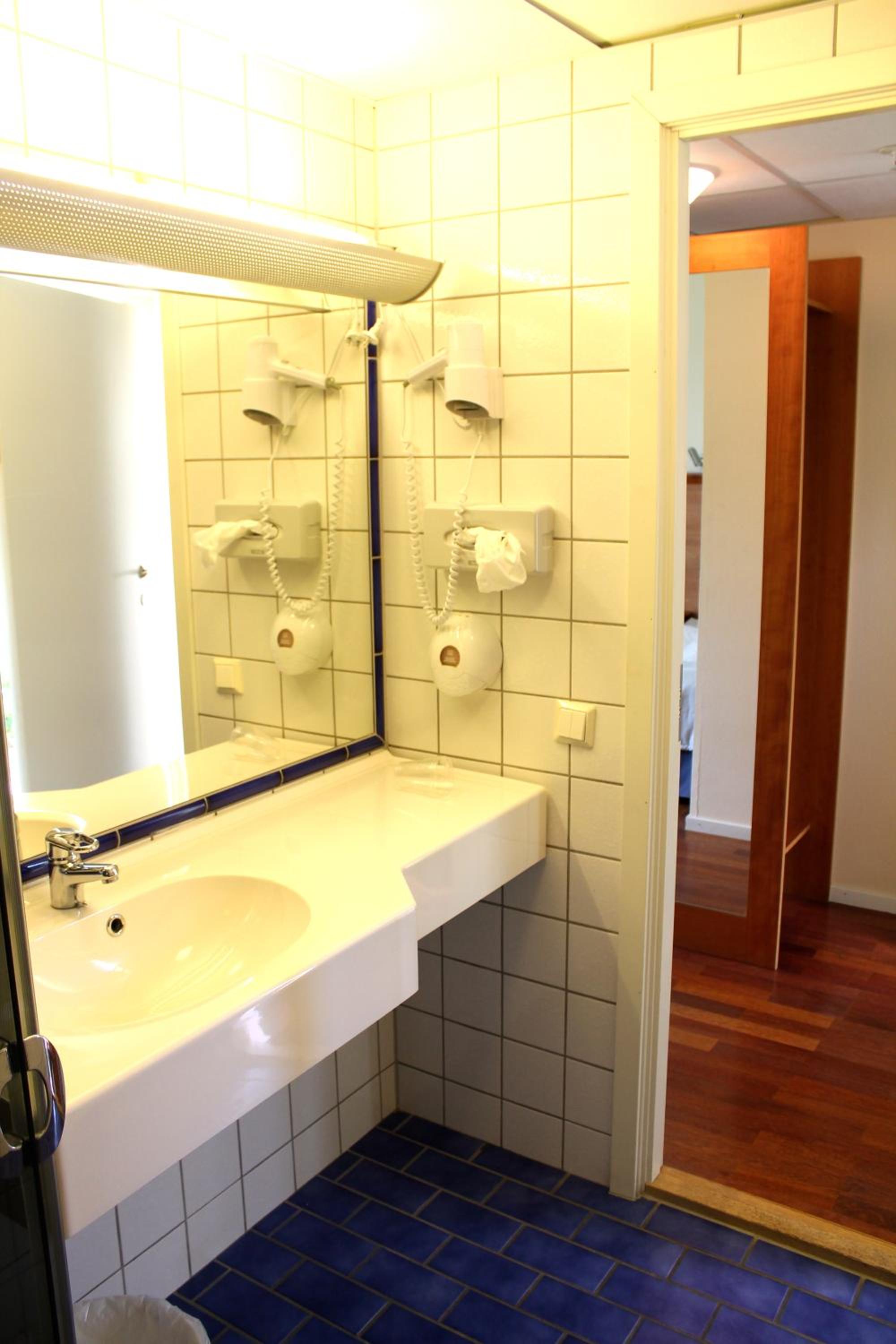 Hotel Room - Photo 6