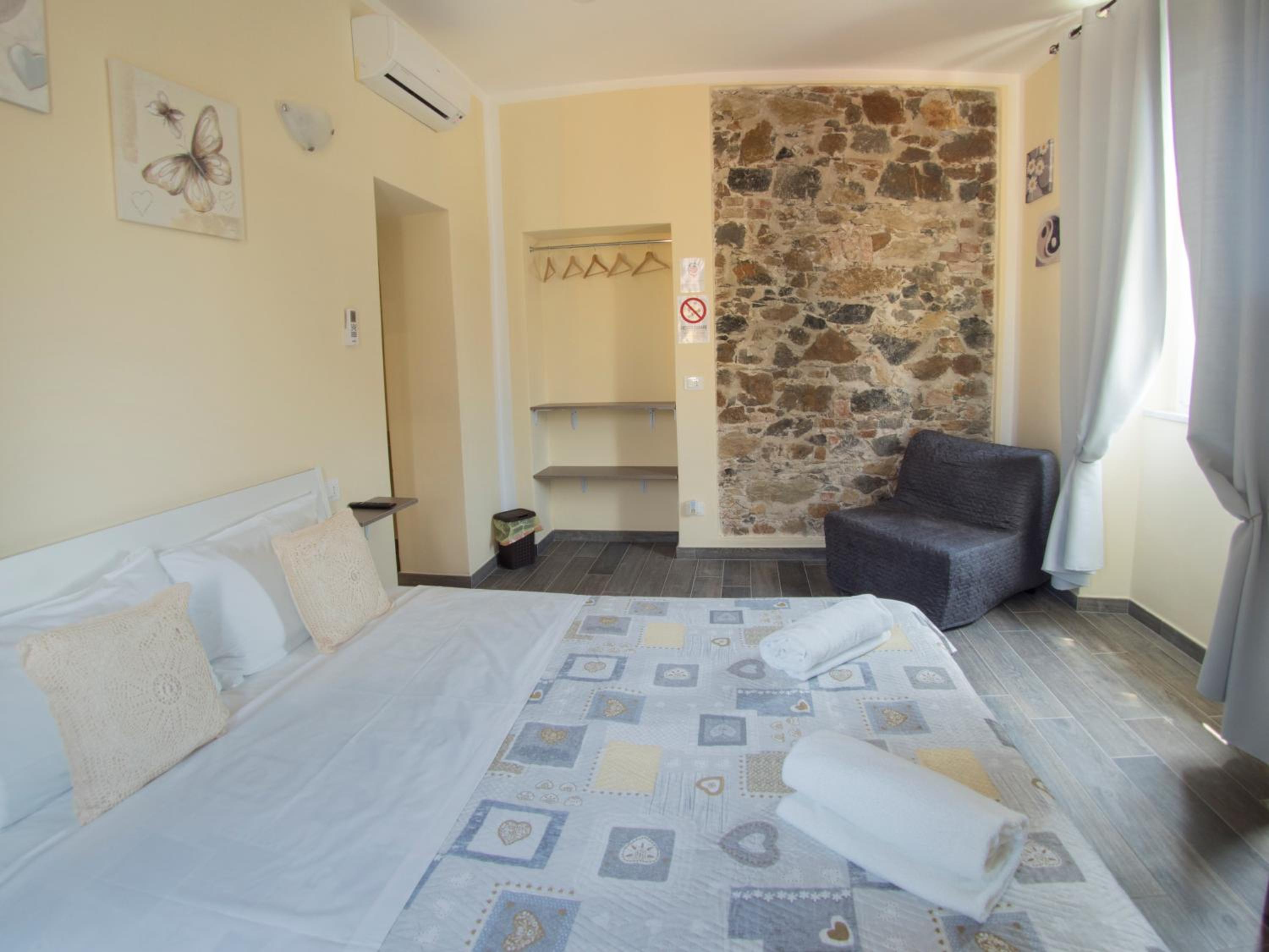 Standard King Room - Photo 8