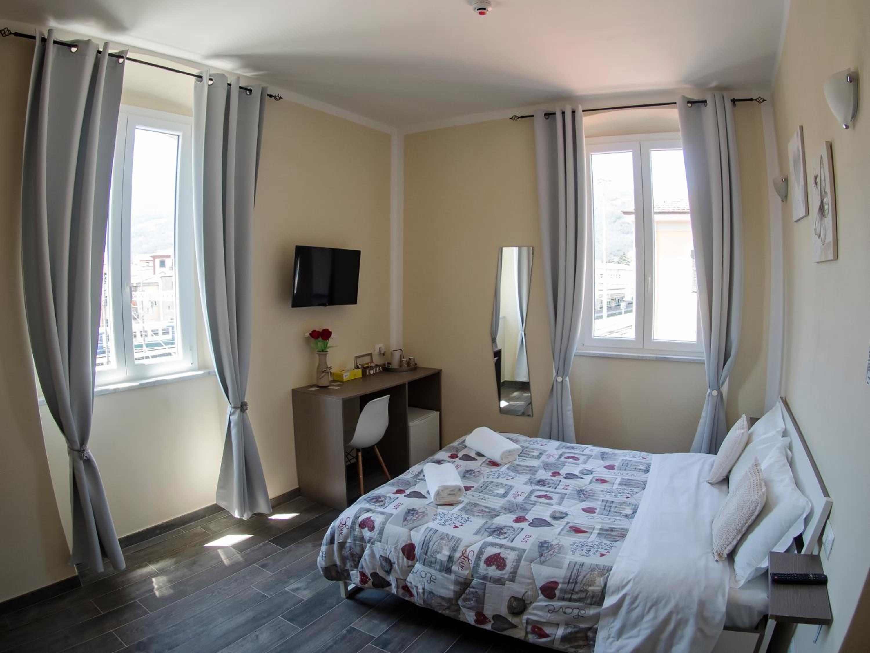 Standard King Room - Photo 12