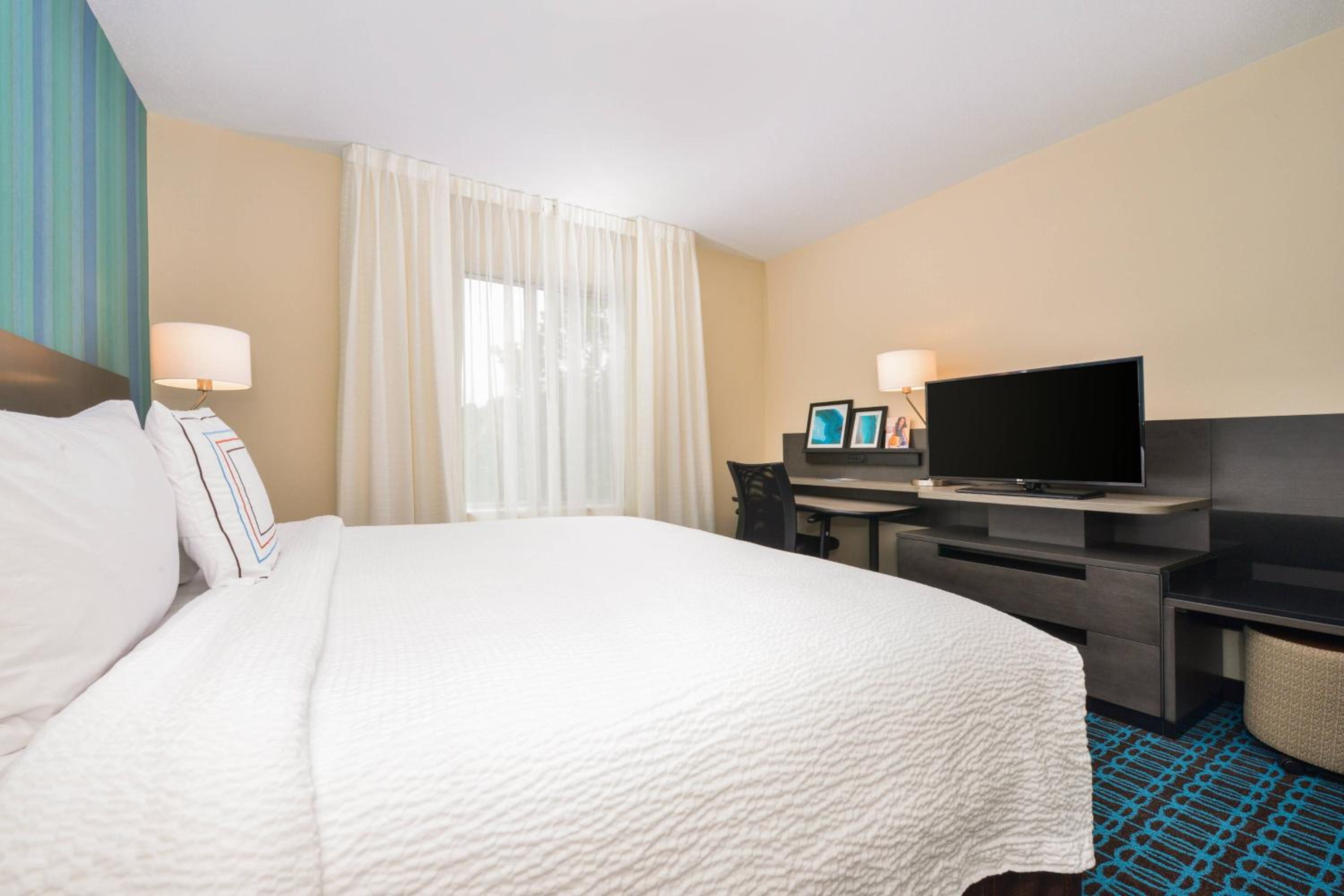 King Room with Roll-In Shower - Mobility Accessible photo 3
