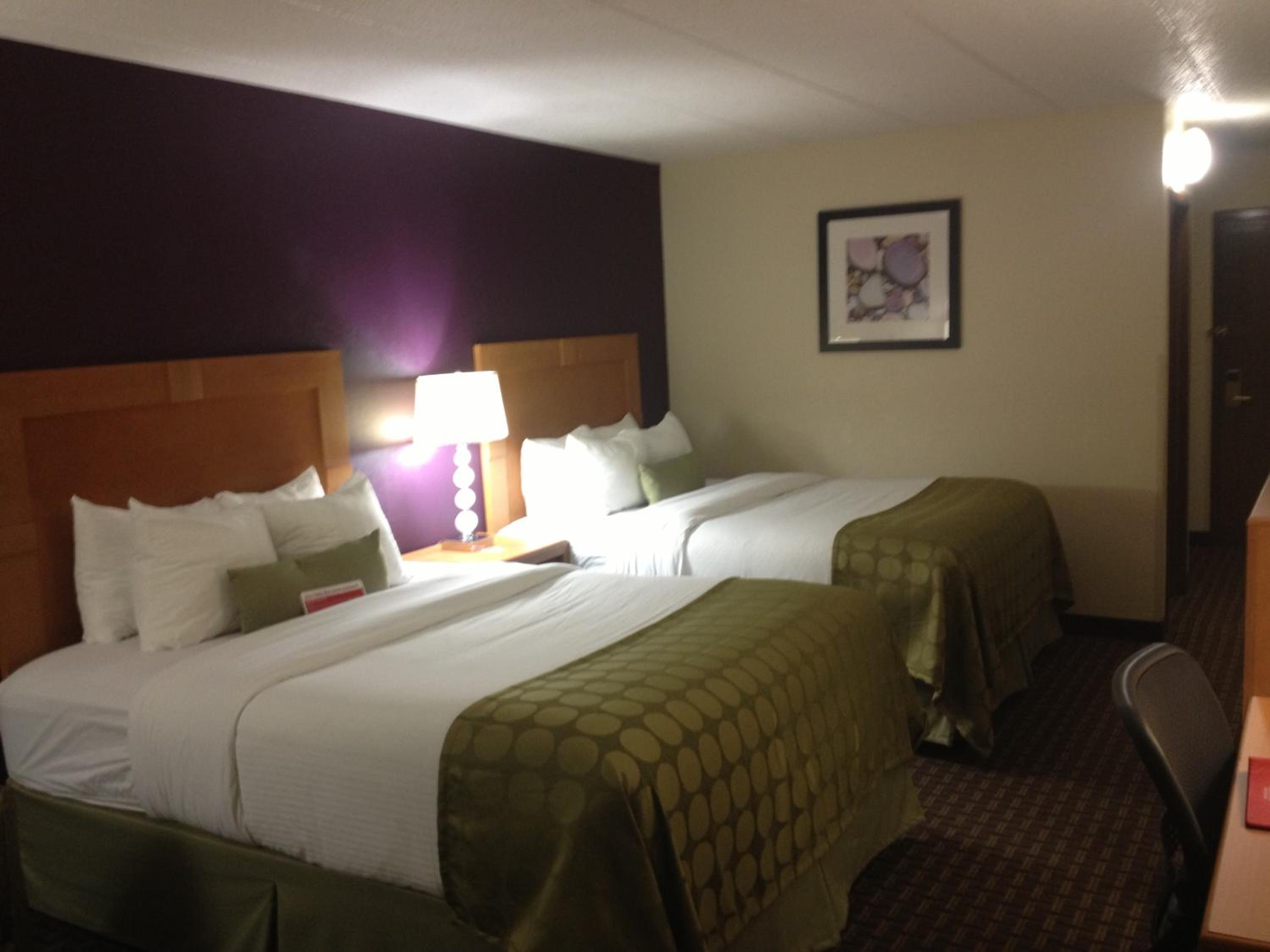 Queen Room with Two Queen Beds and Pool View - Non-Smoking - Photo 4