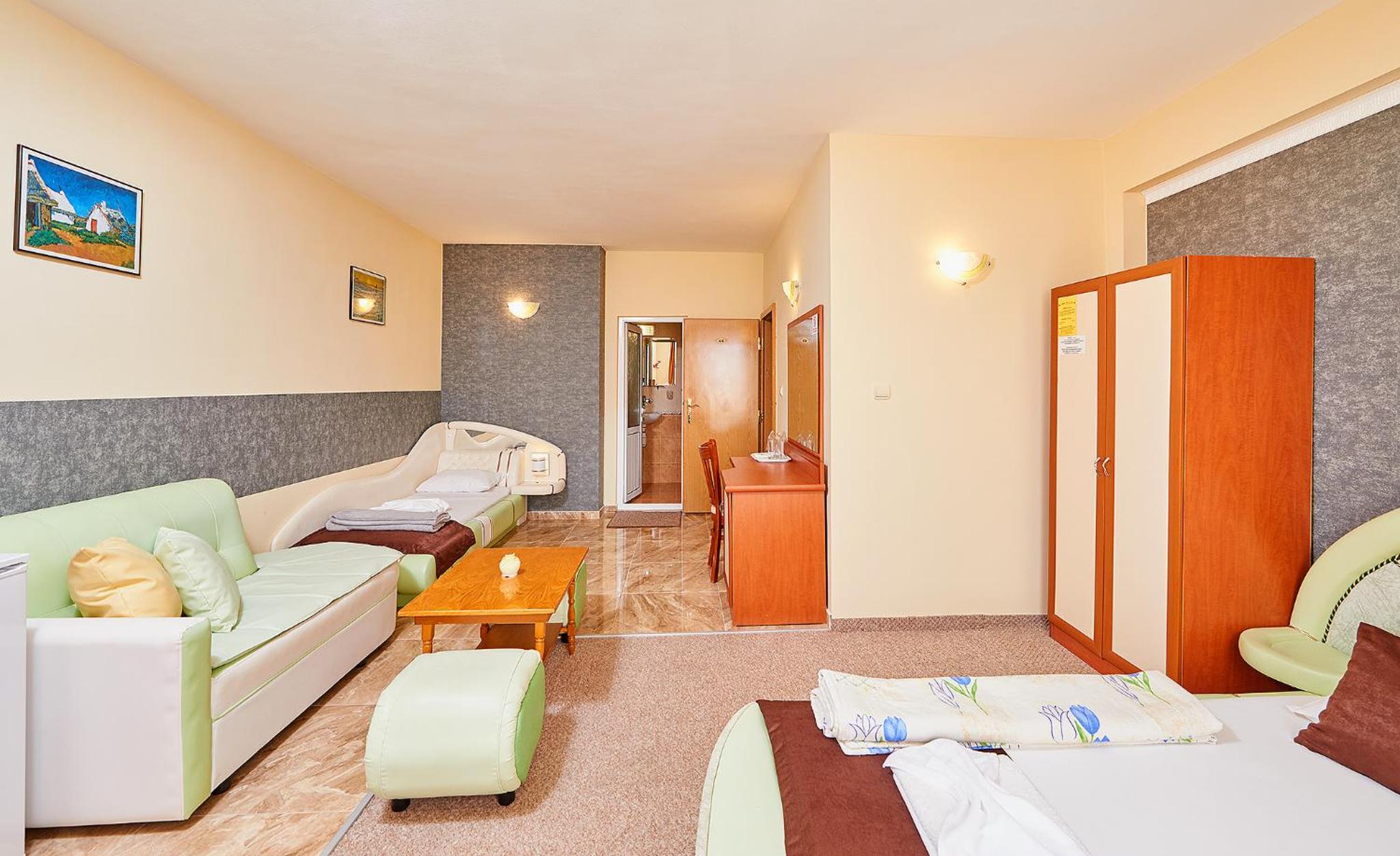 Triple Room with Balcony - Photo 7