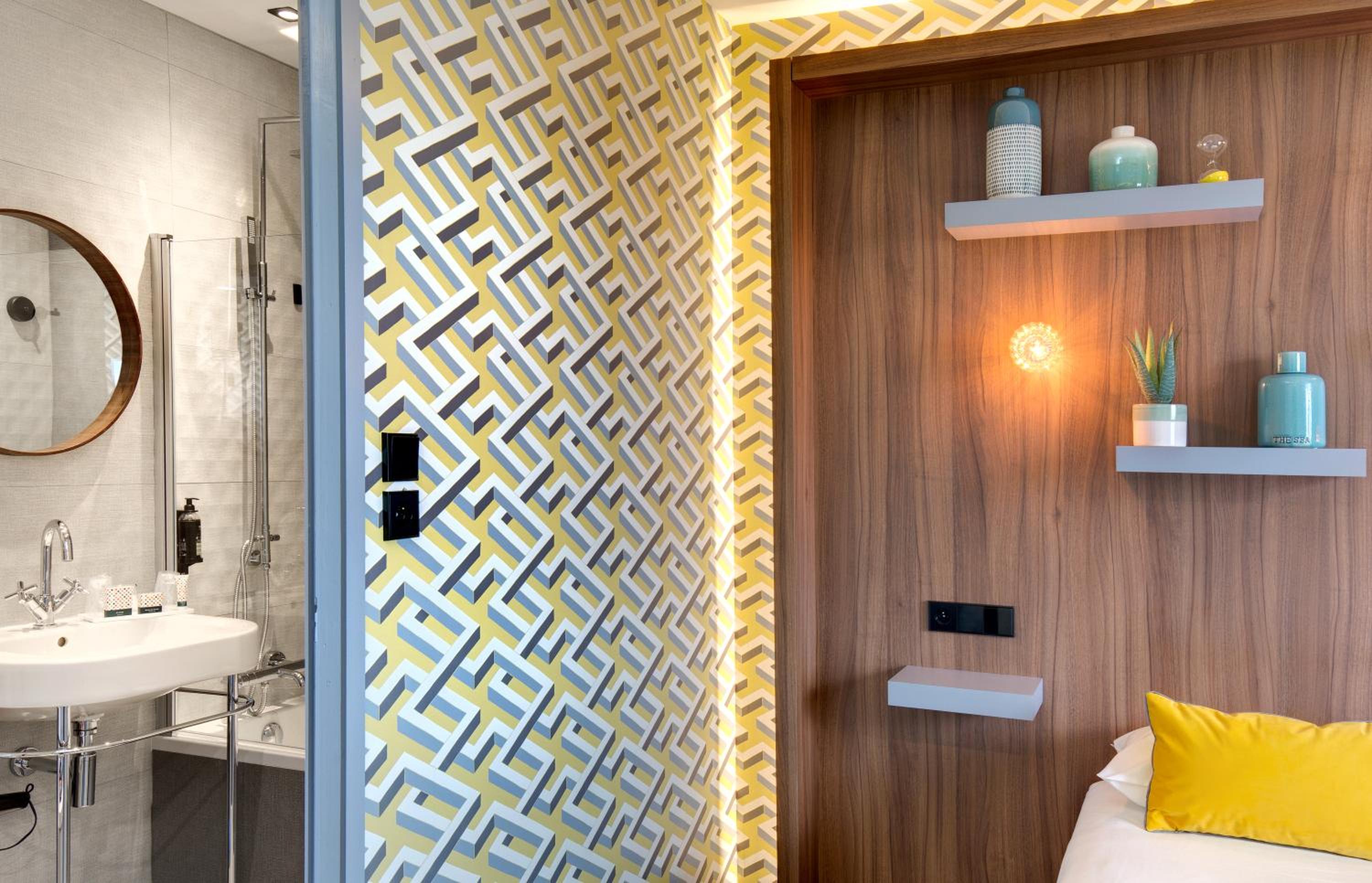 Deluxe Room - Photo 17
