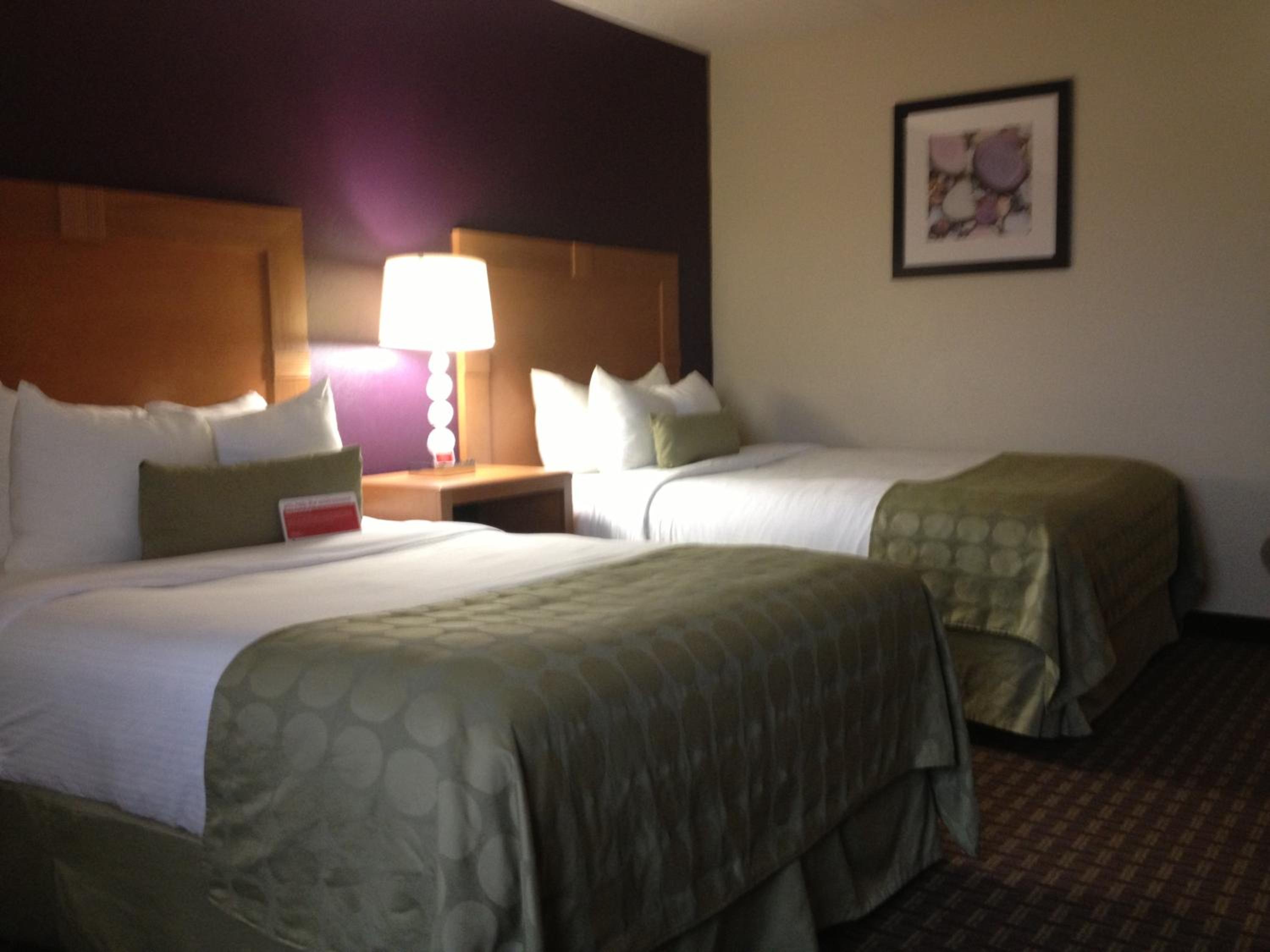 Queen Room with Two Queen Beds and Pool View - Non-Smoking - Photo 3