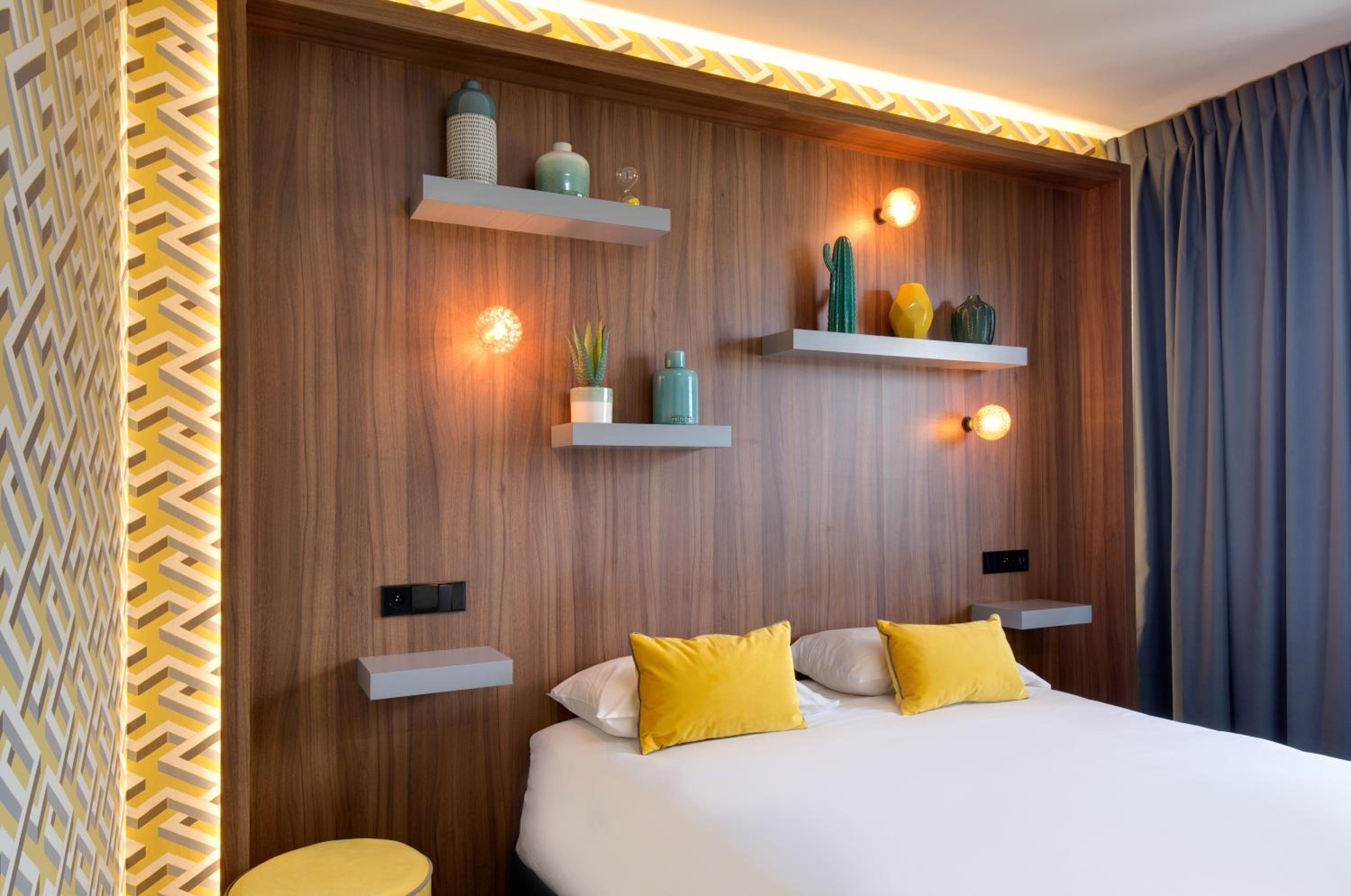 Deluxe Room - Photo 21
