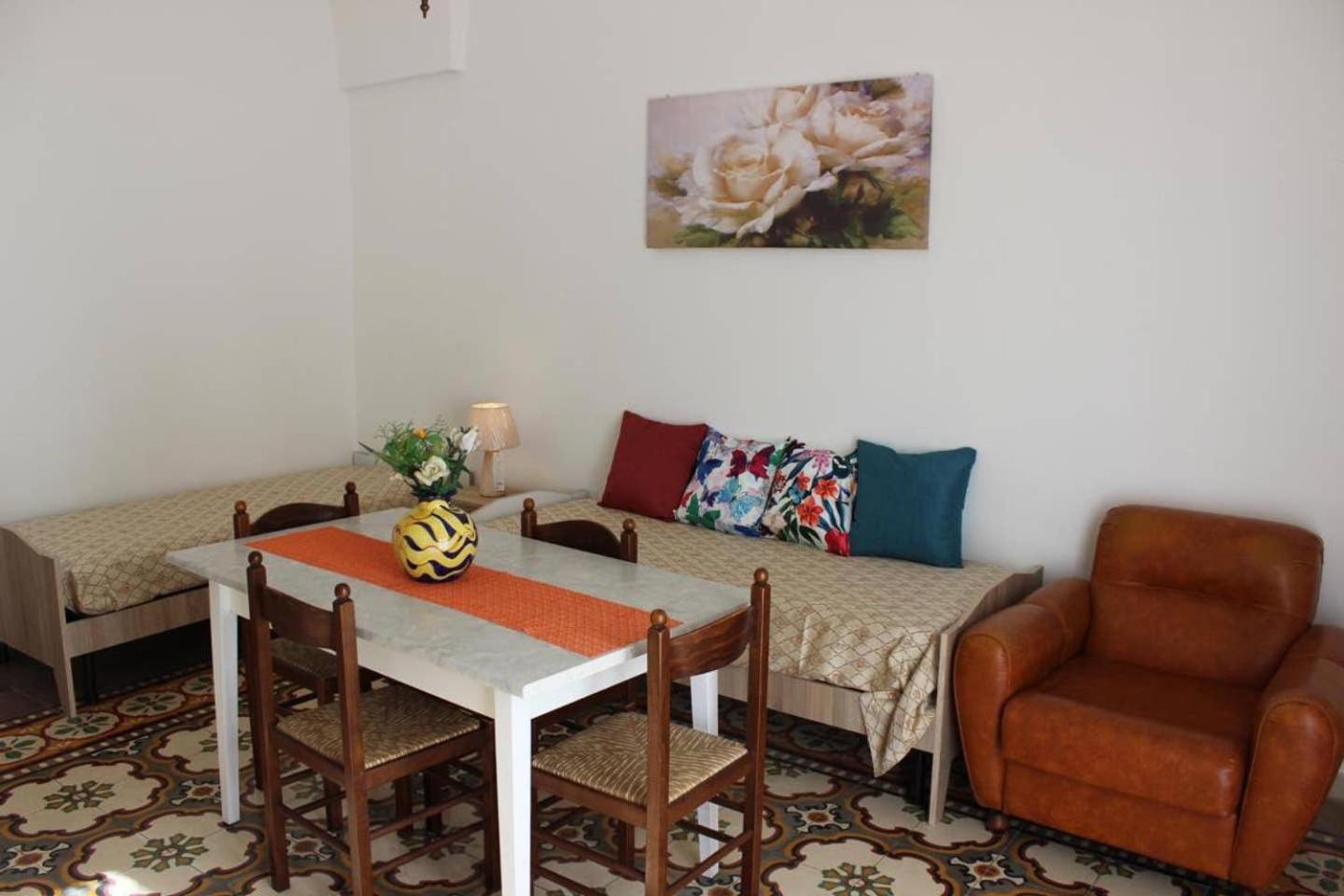 One-Bedroom House photo 1