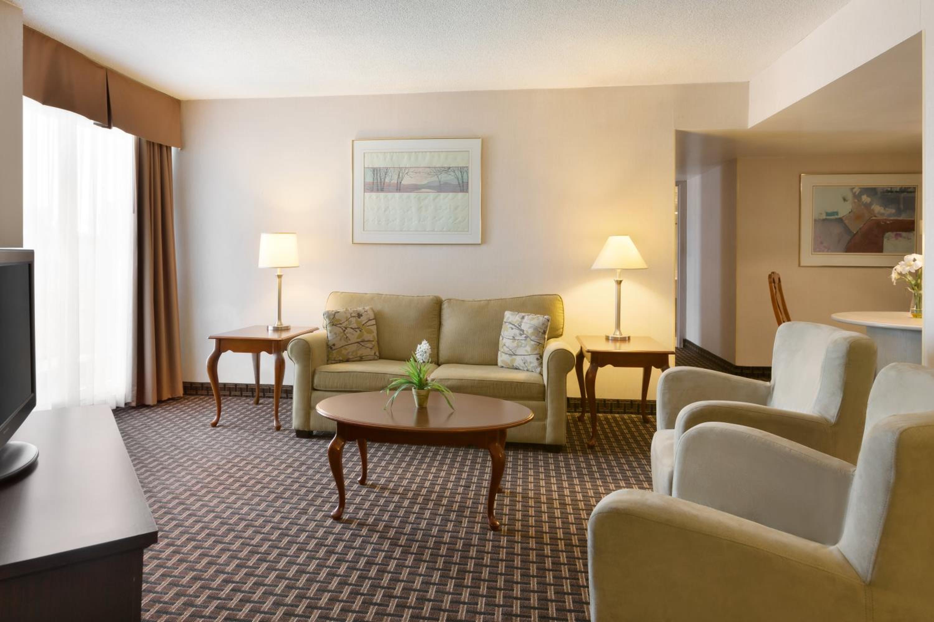 One-Bedroom King Suite with Water View - Non-Smoking photo 2