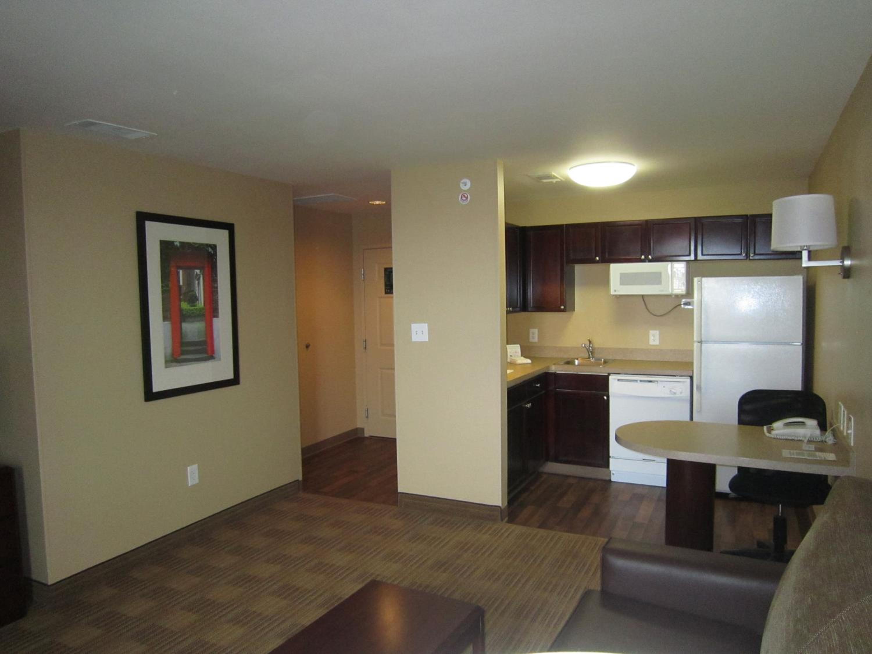 One Bedroom Suite - Non-Smoking - Photo 2