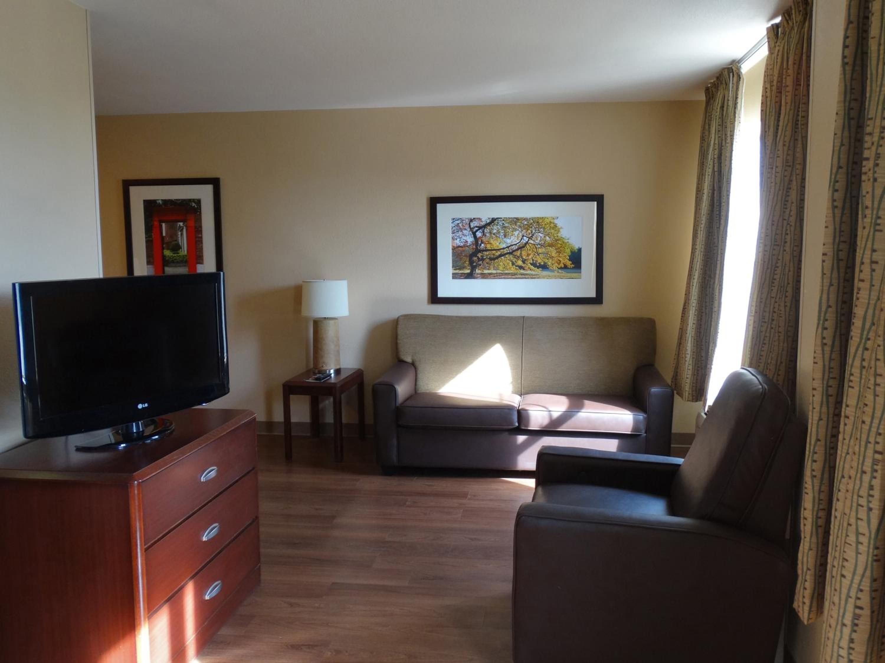 Deluxe Studio with 1 Queen Bed - Non-Smoking - Photo 6