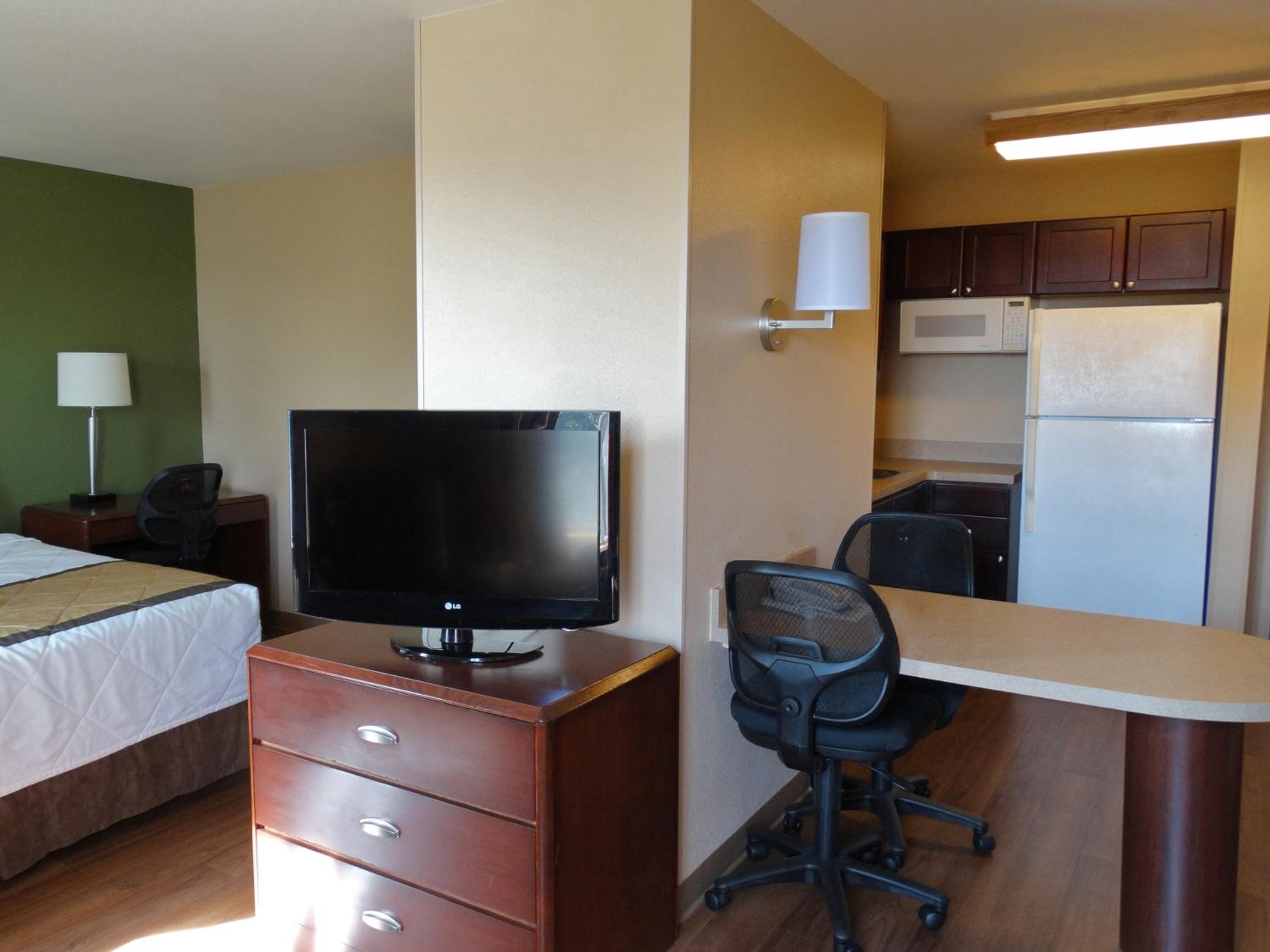 Deluxe Studio with 1 Queen Bed - Non-Smoking - Photo 10